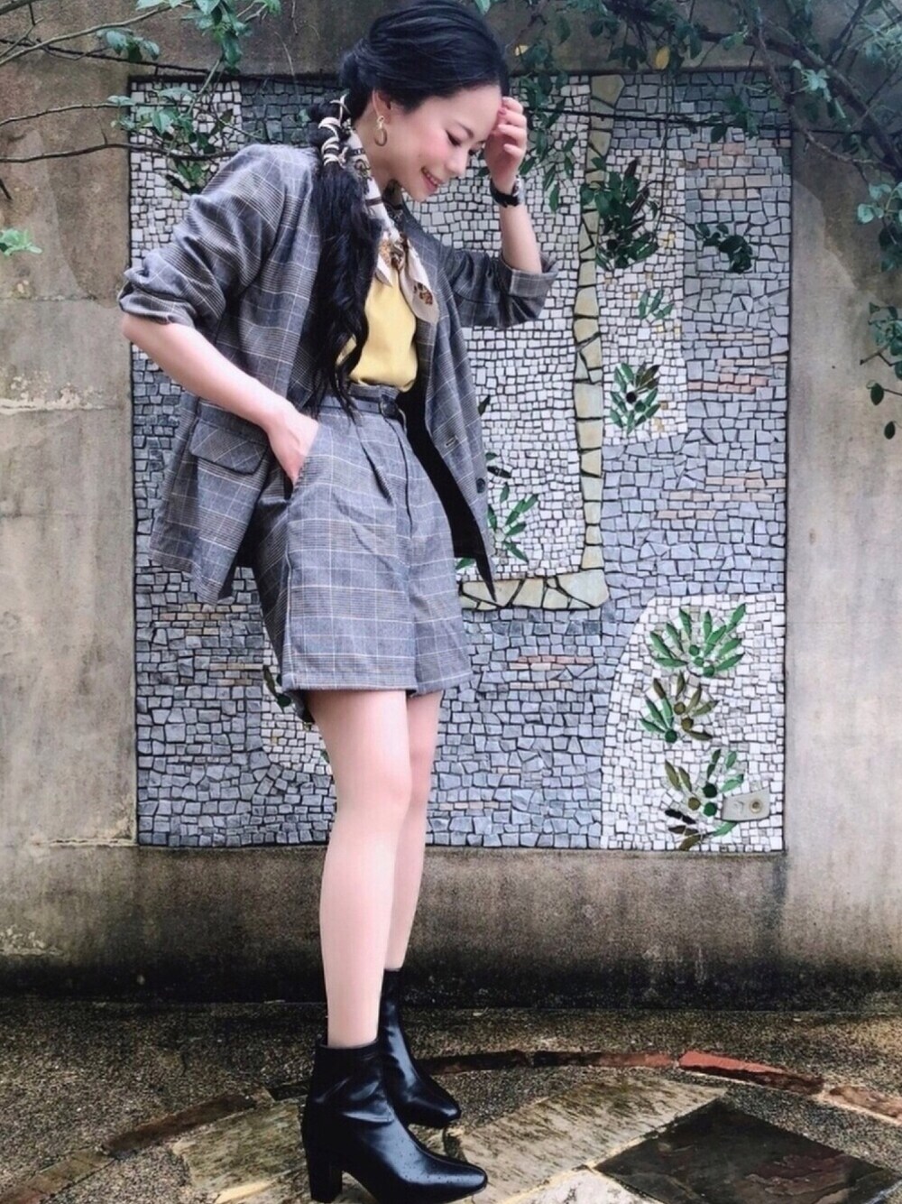 「シューラルー、USAコットン、Tシャツ、大人カジュアル、シンプル、セットアップ、チェック、ジャケット、秋のコーデ、スタッフセンバツ」｜「SHOO・LA・RUEの【M-3L】USAコットンフォトプリントTシャツ（Tシャツ/カットソー、イエロー系）」を使った、yumiさん（レディース・156cm）の秋コーディネートの1枚目の写真