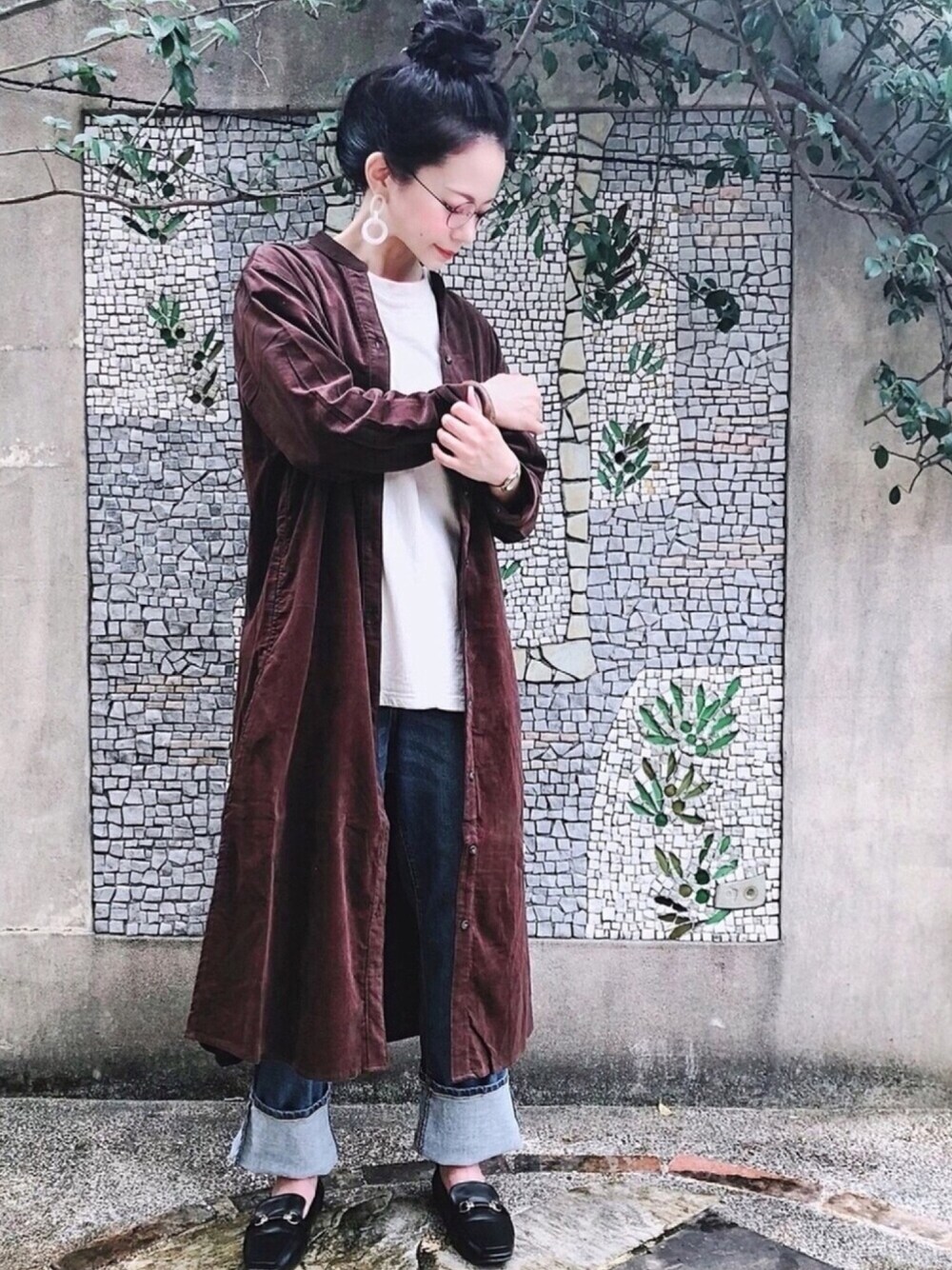 「シューラルー、USAコットン、Tシャツ、デニム、シャツワンピ、シンプル、シンプルコーデ、カジュアル、プチプラ、秋のコーデ」｜「SHOO・LA・RUEの【M-3L】コーデュロイシャツワンピース（ワンピース、ブラウン系）」を使った、yumiさん（レディース・156cm）の秋コーディネートの1枚目の写真