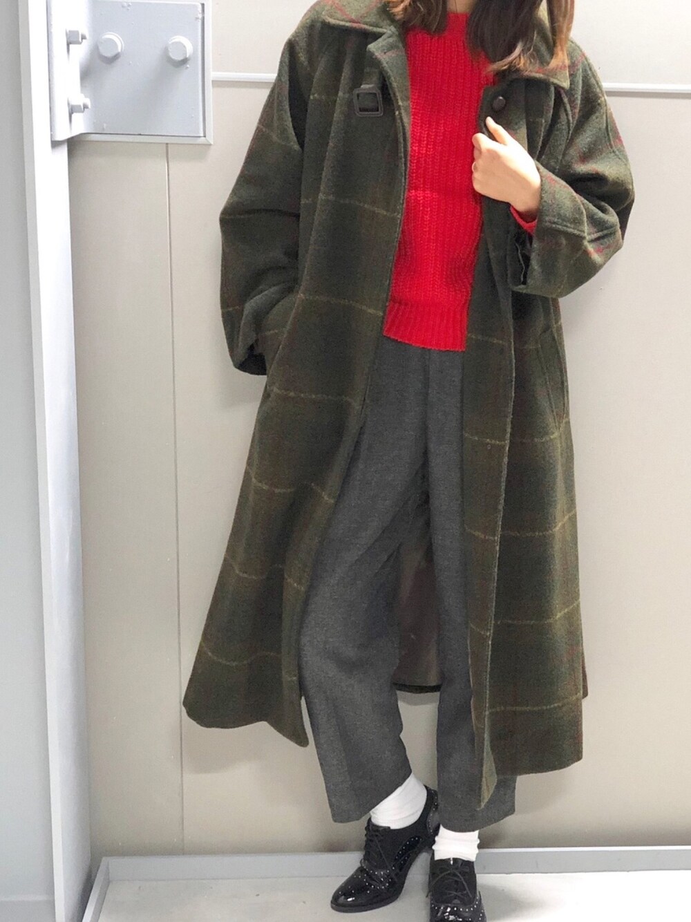 「カジュアルコーデ、冬コーデ、チェスターコート、赤ニット、靴下チラ見せ、オトナカジュアル、パンツスタイル、カーキ、ロングコート」｜「MOUSSYのTHOMPSON LONG COAT（その他アウター、グリーン系）」を使った、nanajiiiさん（レディース・168cm）の冬コーディネートの1枚目の写真