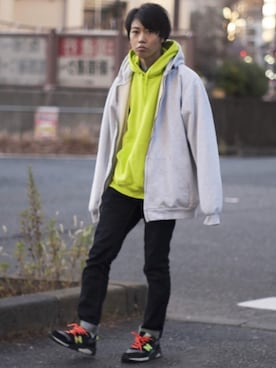 「蛍光カラー」｜「アイテム（その他アウター）」を使った、りんごサイダーさん（メンズ・175cm）の冬コーディネート