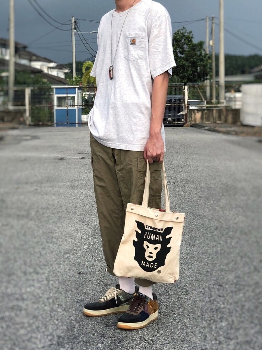 「Carharttのアイテム（Tシャツ/カットソー、シルバー系）」を使った、dy180cmさん（メンズ・180cm）の夏コーディネートの1枚目の写真