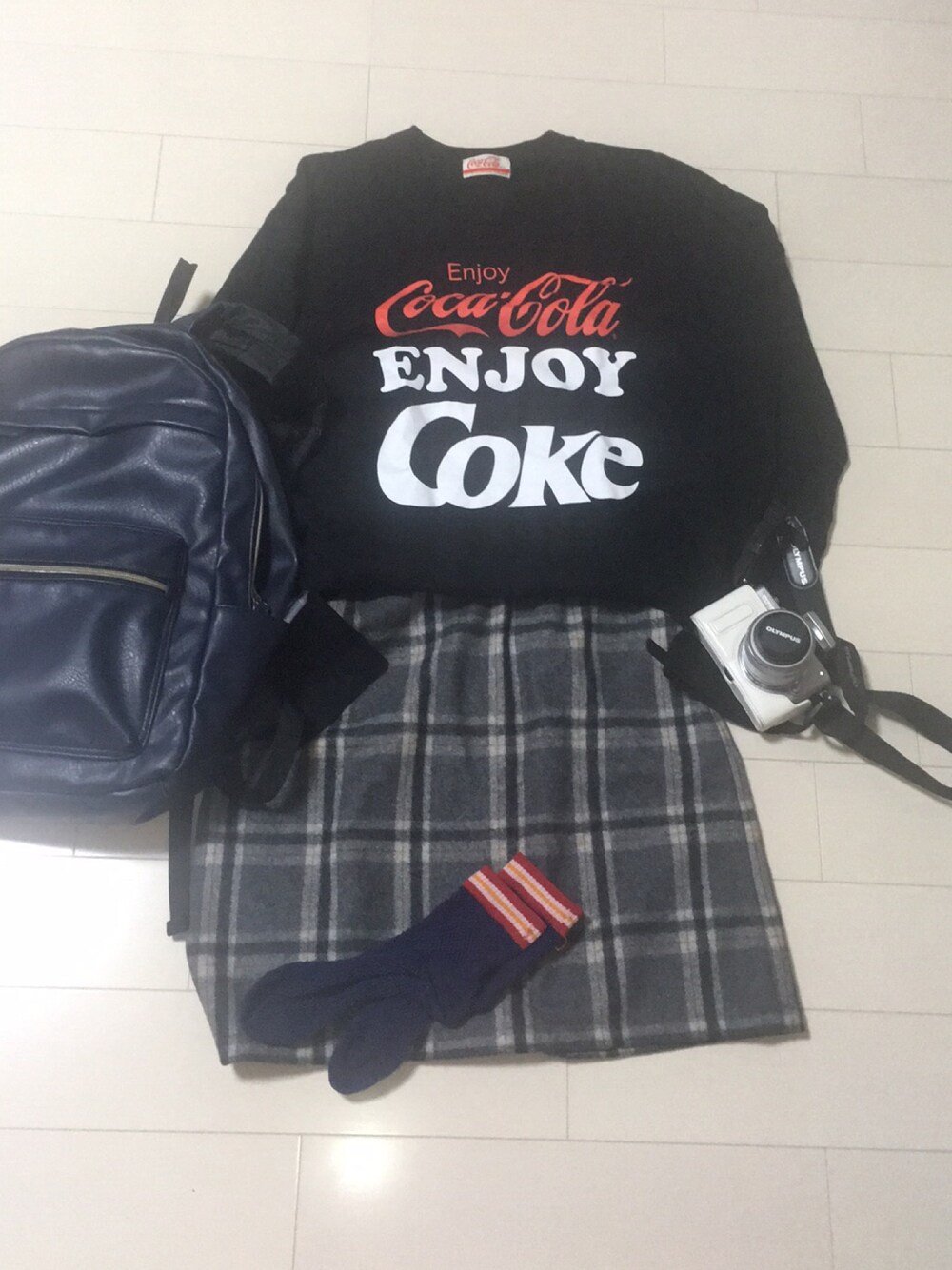「日帰り旅行、雨、秋服準備はじめました、シンプル、おしゃれさんと繋がりたい」｜「Coca Colaのアイテム（Tシャツ/カットソー、ブラック系）」を使った、めーこさん（レディース・154cm）の秋コーディネートの1枚目の写真