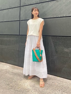 「アイテム（サンダル、ゴールド系）」を使った、津野実有希さん（レディース・164cm）の春コーディネート