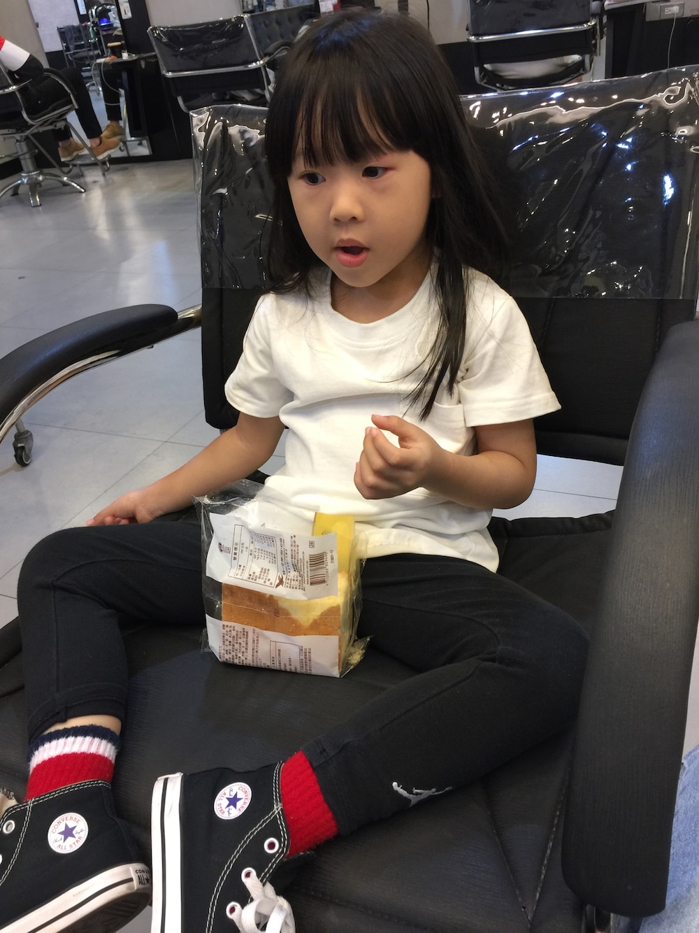 「CONVERSEのアイテム（スニーカー、ブラック系）」を使った、sophiaさん（キッズ・100cm）の春コーディネートの1枚目の写真