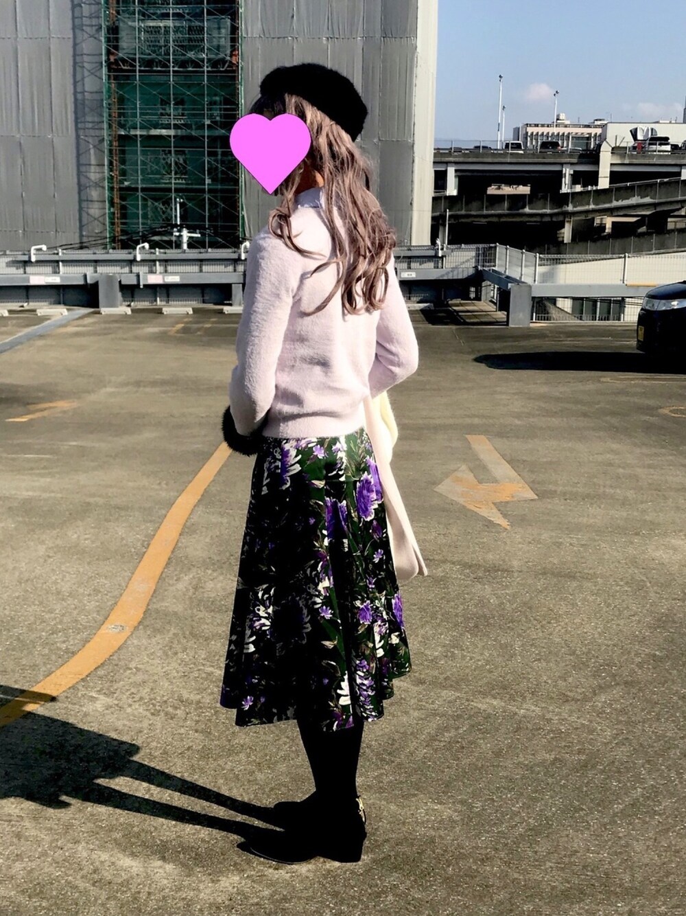 「ANAYIのパープルフラワープリントフレア　スカート（スカート、グリーン系）」を使った、egummnnamnatd7lさん（レディース・165cm）の冬コーディネートの1枚目の写真