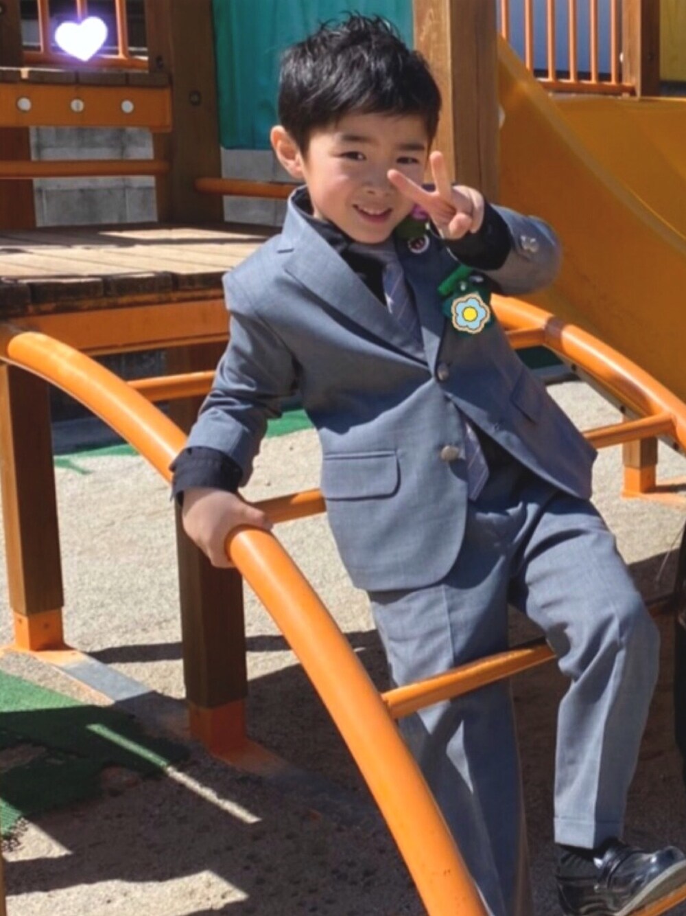 グレー系のスーツジャケット、ブラック系のシャツ/ブラウス、グレー系のネクタイを着用したレディースの春コーディネートの1枚目の写真