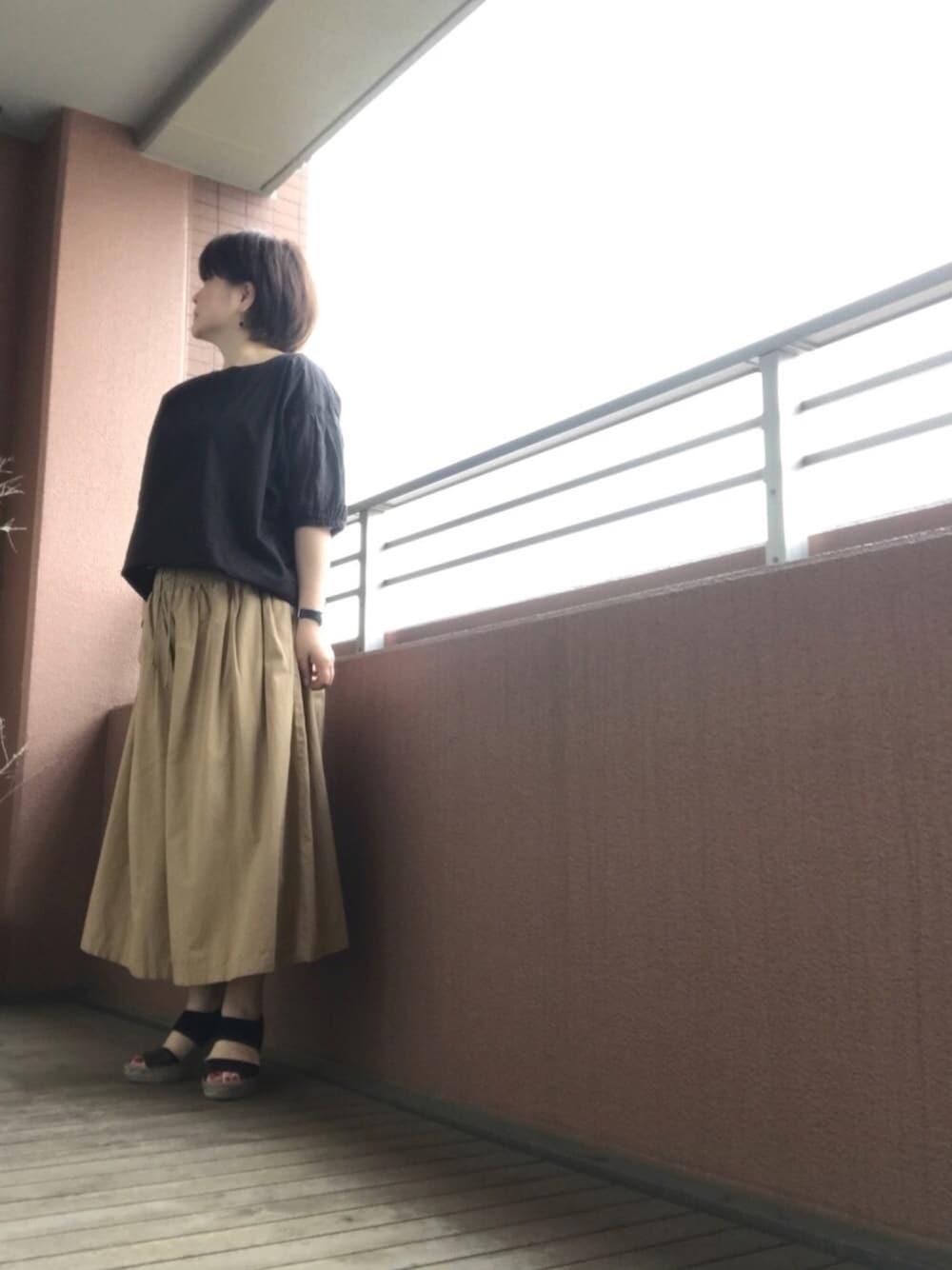 「オトナカジュアル、通勤コーデ、サンダル、ワイドパンツ、ボリューム袖」｜「Brocanteの[Brocante / ブロカント]　スフレシャツ（シャツ/ブラウス、ブラック系）」を使った、TOCHIEさん（レディース・157cm）の夏コーディネートの1枚目の写真