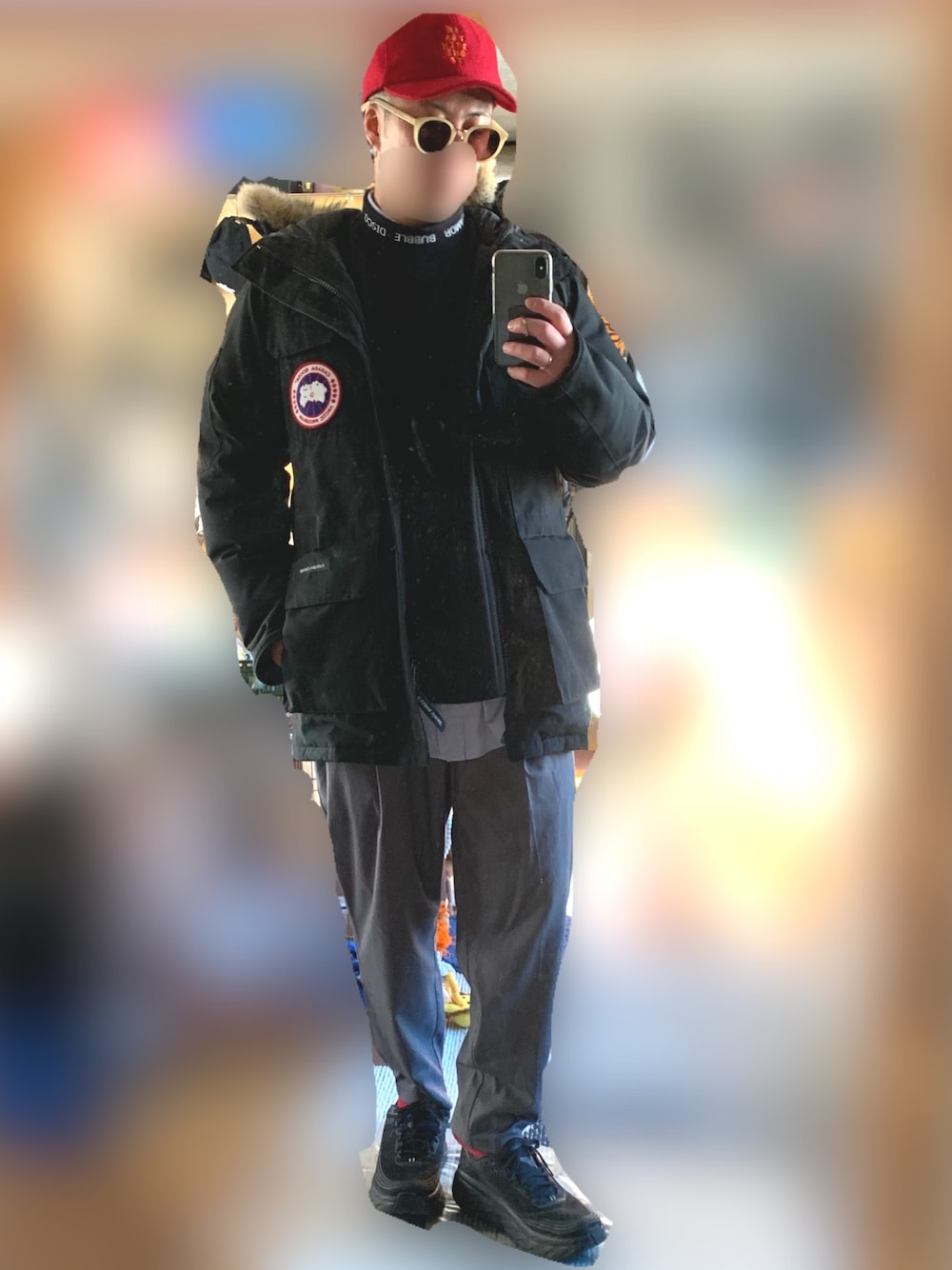 ブラック系のスニーカー、ブラック系のダウンジャケット/コート、ブラック系のスウェットを着用したメンズの冬コーディネートの1枚目の写真