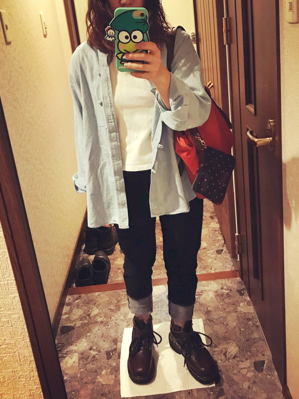 「Dr.Martens、デニムパンツ、デニムシャツ、チャイナシャツ」｜「usedのアイテム（シャツ/ブラウス、ブルー系）」を使った、琴さん（レディース・146cm）の秋コーディネートの1枚目の写真