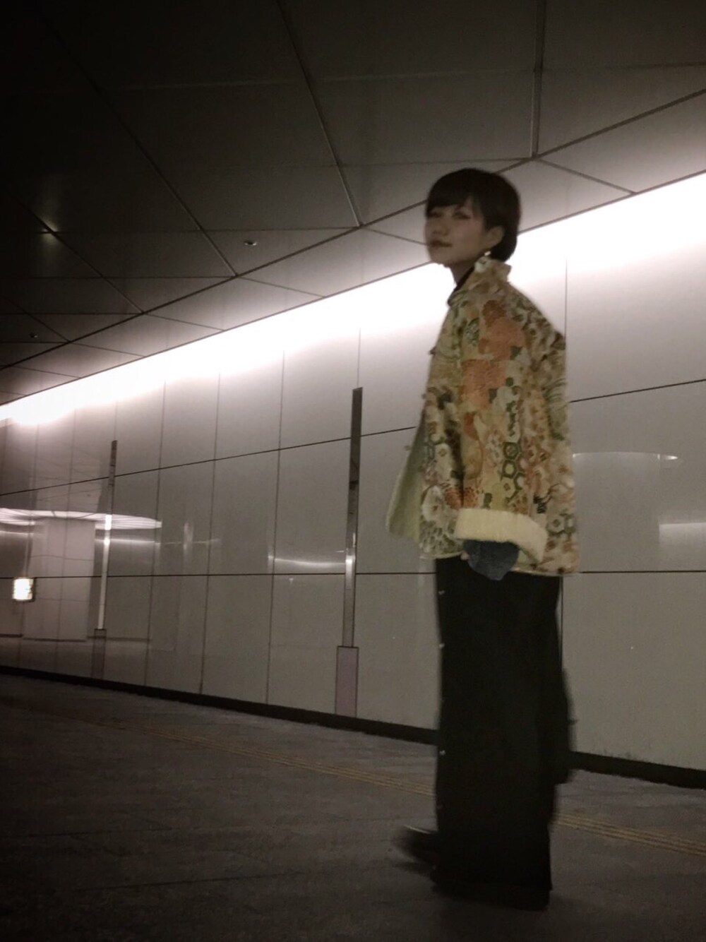 「冬コーデ、UNIQLO、ブラック、タートルネック、モード、チャイナシャツ、ワイドパンツ、古着、vintage、used」｜「VINTAGEのアイテム（ジャケット/アウター、ゴールド系）」を使った、みくたろうさん（メンズ・155cm）の冬コーディネートの1枚目の写真