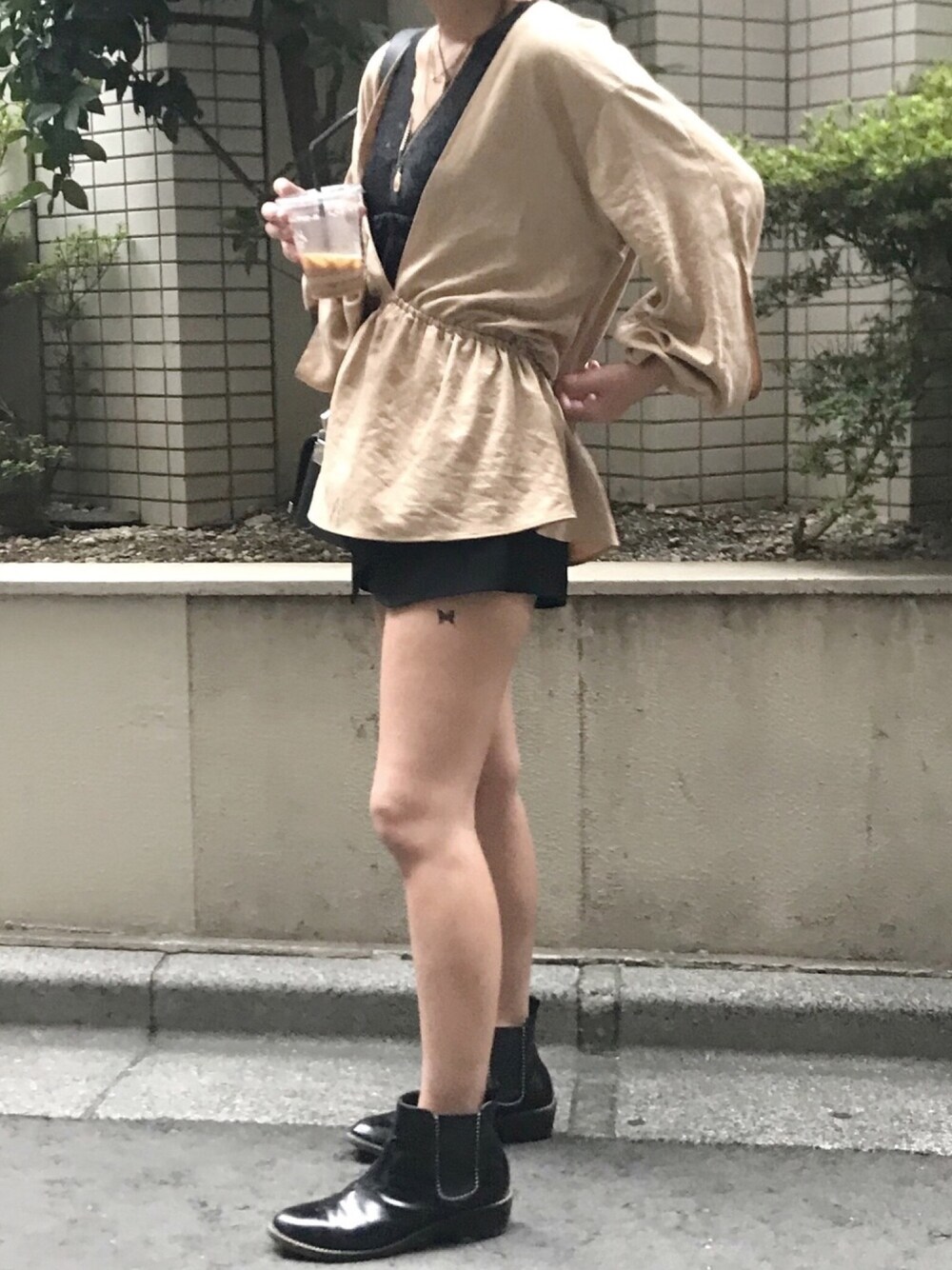 「秋のコーデ、低身長コーデ、シンプル、ブラウンコーデ、ベージュコーデ、着回しコーデ、ショートヘア」｜「AMERICAN RAG CIEのAMERICAN RAG CIE Ｖネックギャザーブラウス（シャツ/ブラウス、ベージュ系）」を使った、みくたろうさん（レディース・155cm）の秋コーディネートの1枚目の写真