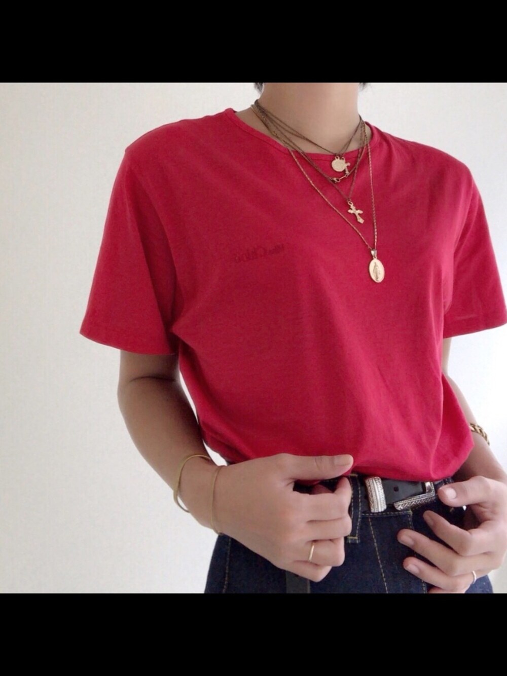 「シンプルコーデ、オトナカジュアル、パンツスタイル、ロゴT、デニムパンツ、低身長」｜「Chloeのアイテム（Tシャツ/カットソー、レッド系）」を使った、みくたろうさん（レディース・155cm）の秋コーディネートの1枚目の写真