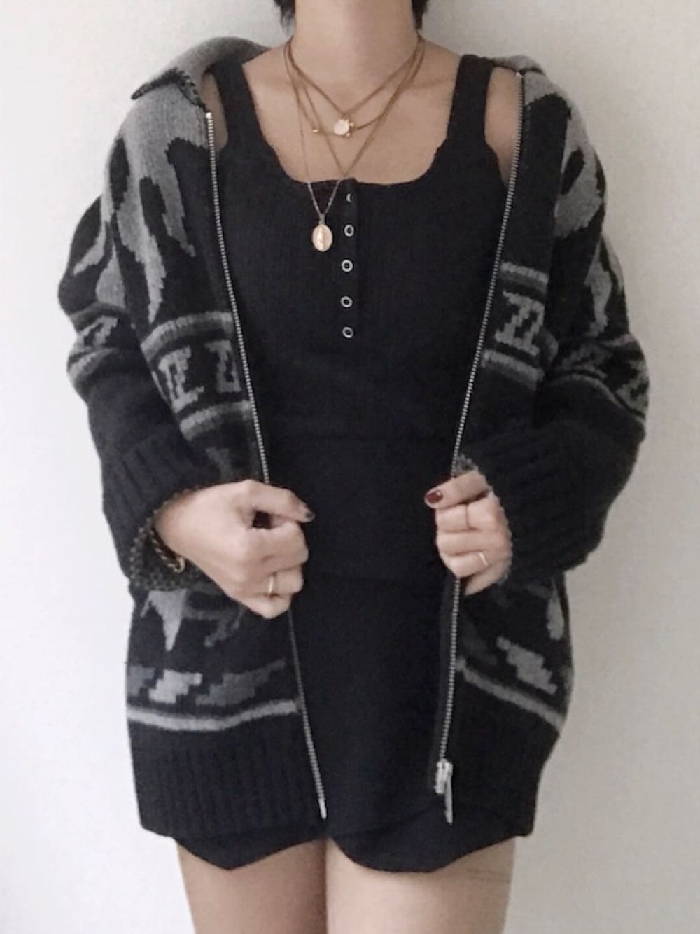 「ootd、秋、冬コーデ、ワントーンコーデ、ニット、ブラック、CHRISTIAN DADA、FRAY I.D」｜「CHRISTIAN DADAのZB COWICHAN KNIT CARDIGAN（カーディガン/ボレロ、ブラック系）」を使った、みくたろうさん（レディース・155cm）の秋コーディネートの1枚目の写真
