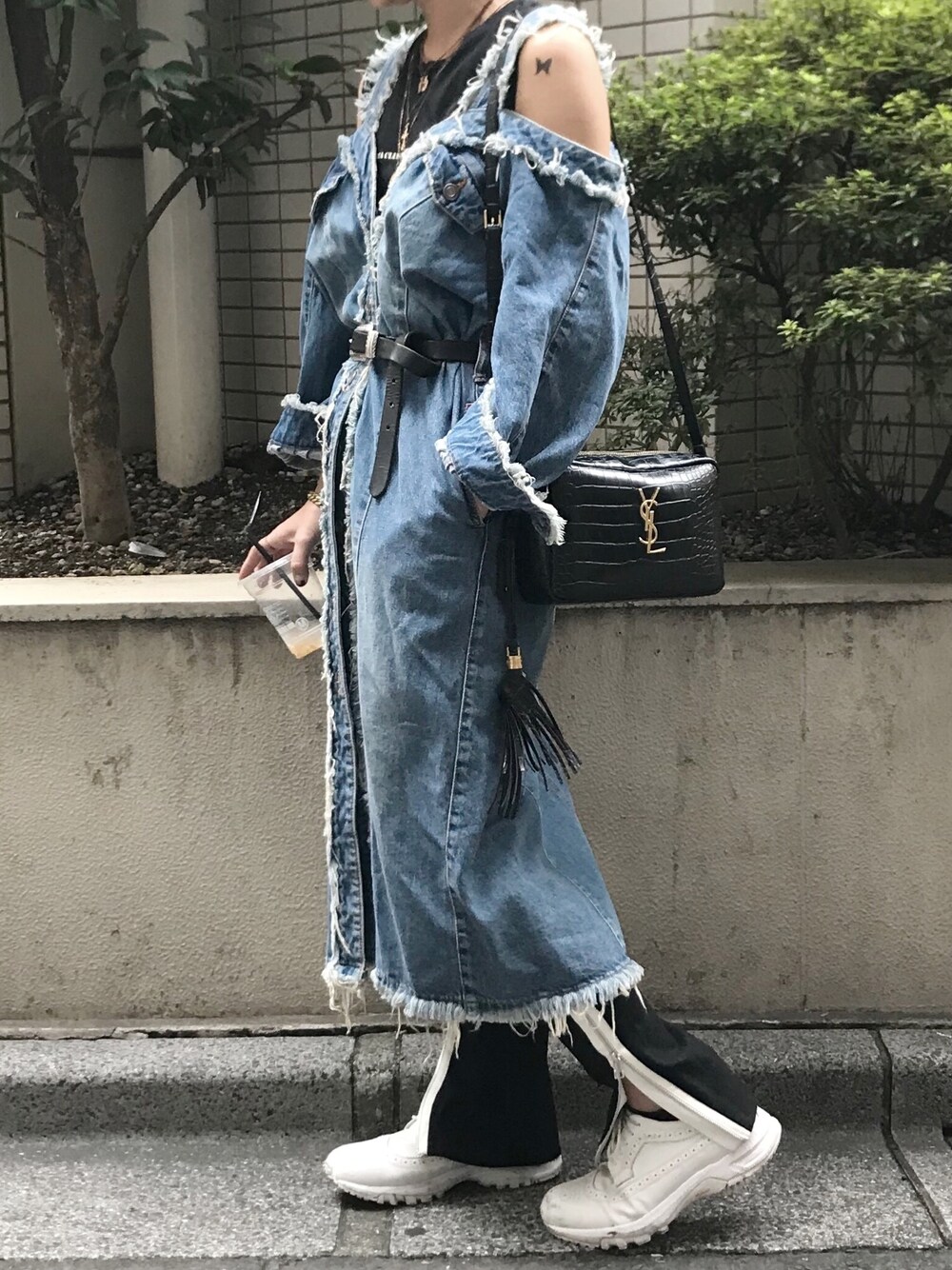 「秋冬コーデ、カジュアルコーデ、オトナカジュアル、パンツスタイル、ラクチンコーデ、スニーカーコーデ、今日のコーデ、CHRISTIAN DADA、デニム、ワンピース」｜「CHRISTIAN DADAのDeconstruction Uniform Denim Dress（ドレス、ブルー系）」を使った、みくたろうさん（レディース・155cm）の秋コーディネートの1枚目の写真