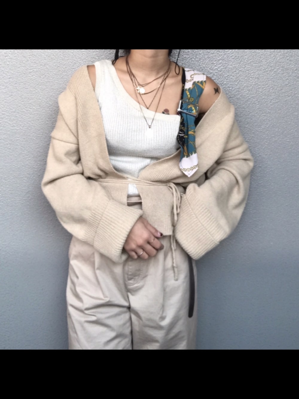 「大人カジュアル、秋コーデ、ootd、ラフ、ニット、ベージュコーデ、ワントーンコーデ」｜「CECIL McBEEのアラベスク柄ベルトニットタンク（タンクトップ、ホワイト系）」を使った、みくたろうさん（レディース・155cm）の秋コーディネートの1枚目の写真