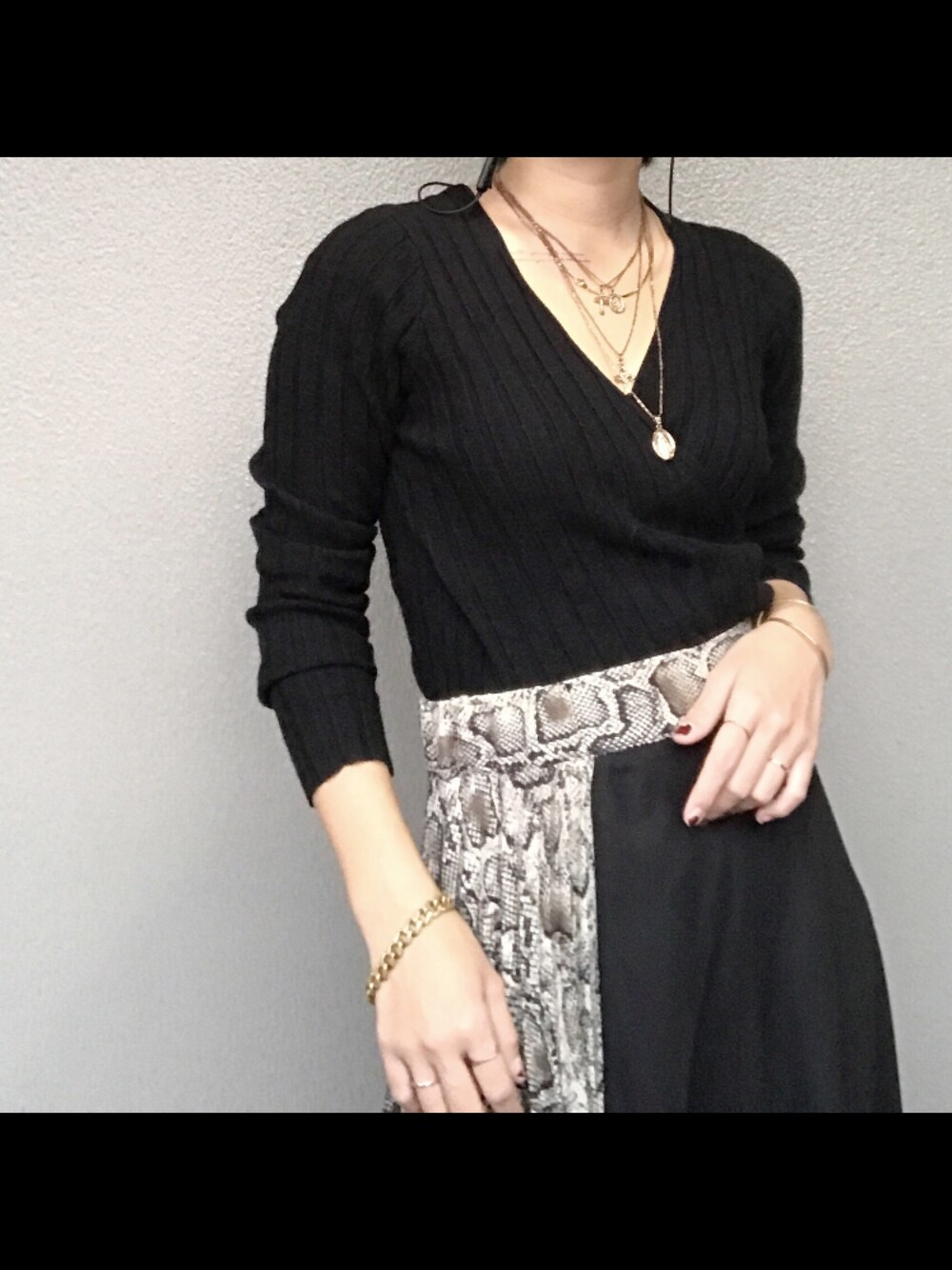 「秋のコーデ、今日のコーデ、秋、ブラック、ZARA、KBF+、カシュクール、パイソン柄」｜「KBF+のKBF+　クロスリブニット（ニット/セーター、ブラック系）」を使った、みくたろうさん（レディース・155cm）の秋コーディネートの1枚目の写真