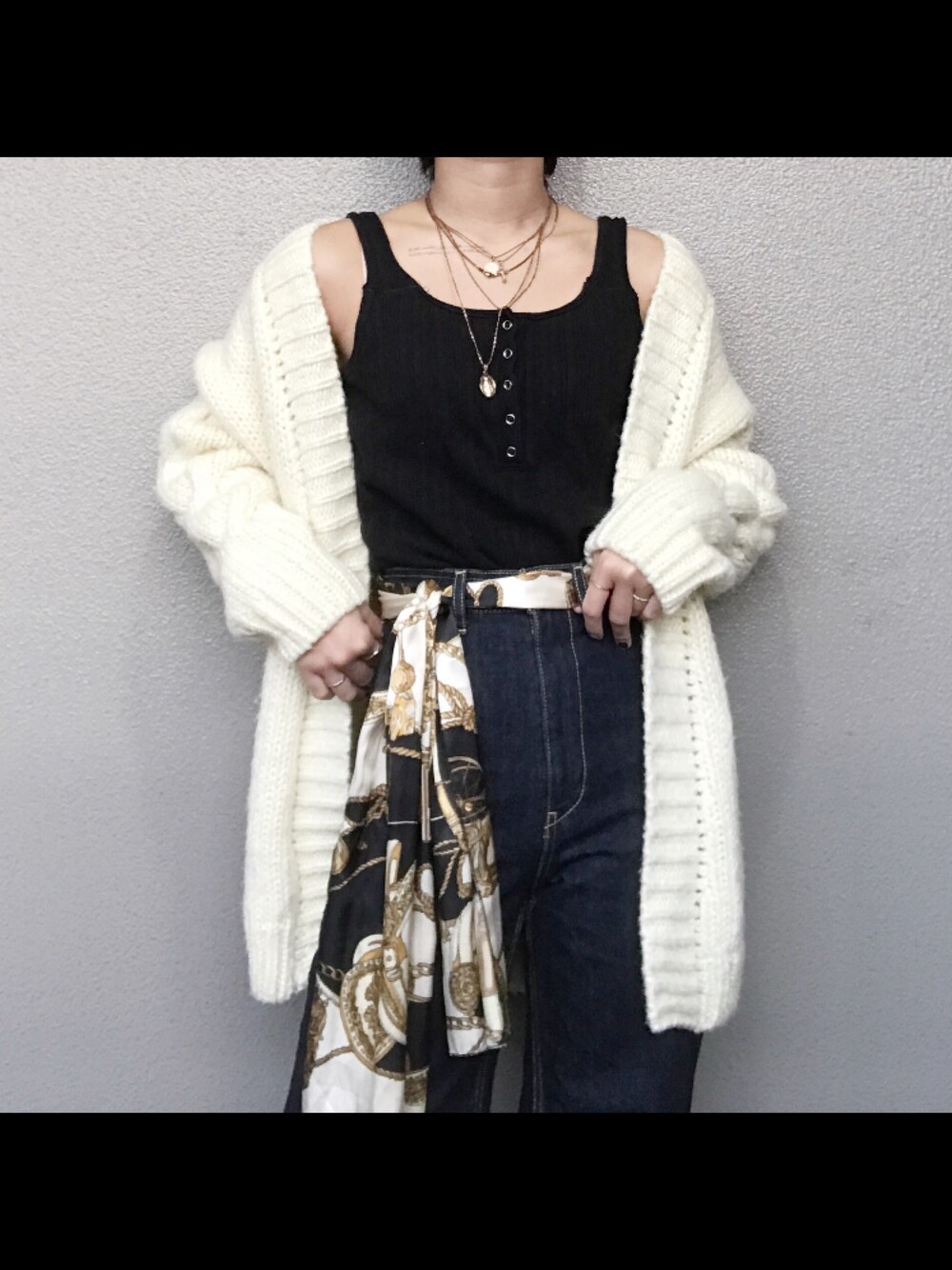 「秋コーデ、大人カジュアル、ラフ、パンツスタイル、低身長コーデ、ootd、ウエストマーク、デニム、カーディガン」｜「MEDE19FのMEDE19F  マイグランドファーザーニットカーディガン（カーディガン/ボレロ、ホワイト系）」を使った、みくたろうさん（レディース・155cm）の秋コーディネートの1枚目の写真