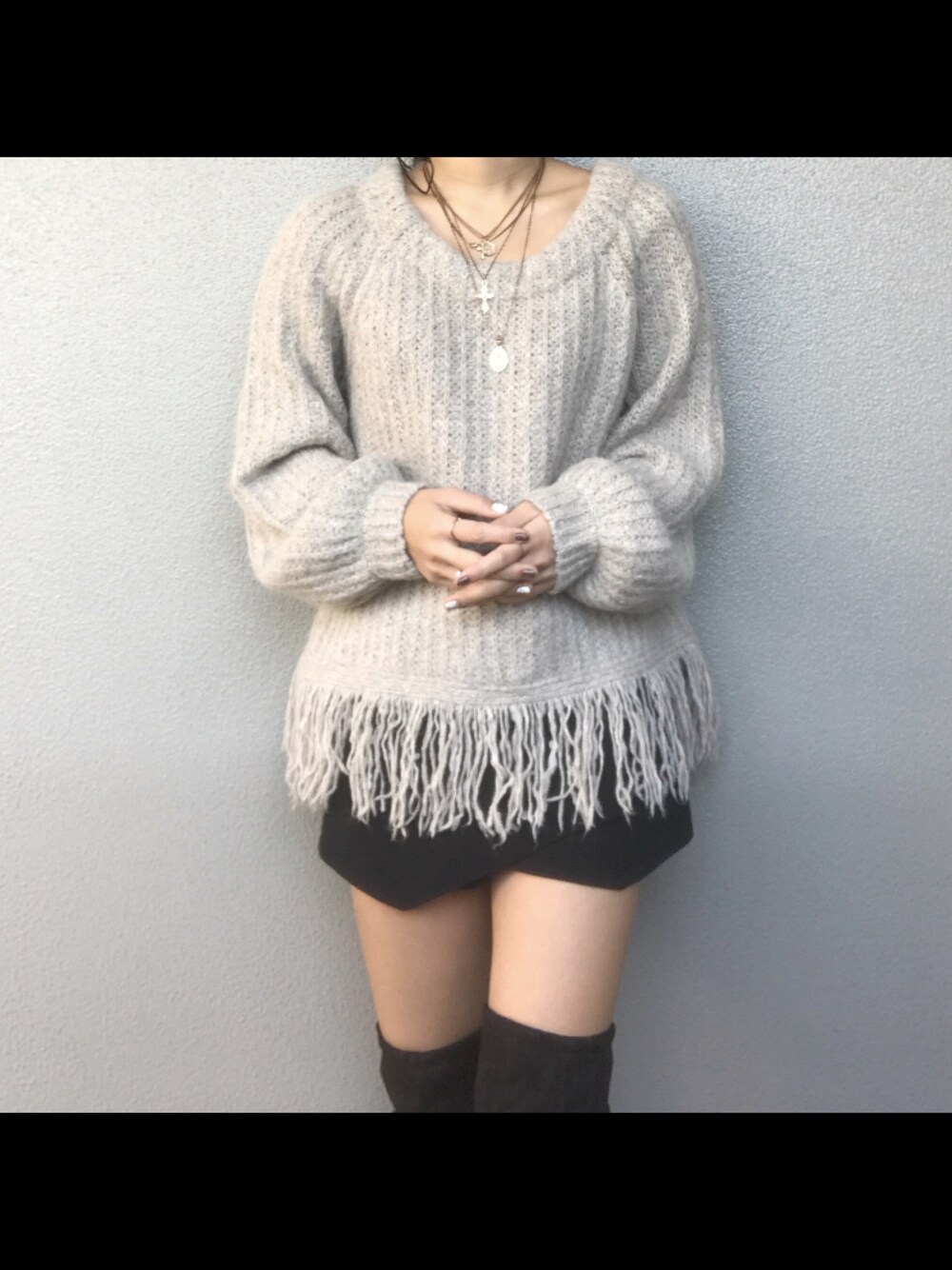 「カジュアル、秋冬コーデ、オトナカジュアル、楽チンコーデ、ニット、ベージュ、ニーハイブーツ、ゆるコーデ」｜「CAPRICIEUX LE'MAGEのITARYフリンジプルオーバー（ニット/セーター、ベージュ系）」を使った、みくたろうさん（レディース・155cm）の秋コーディネートの1枚目の写真