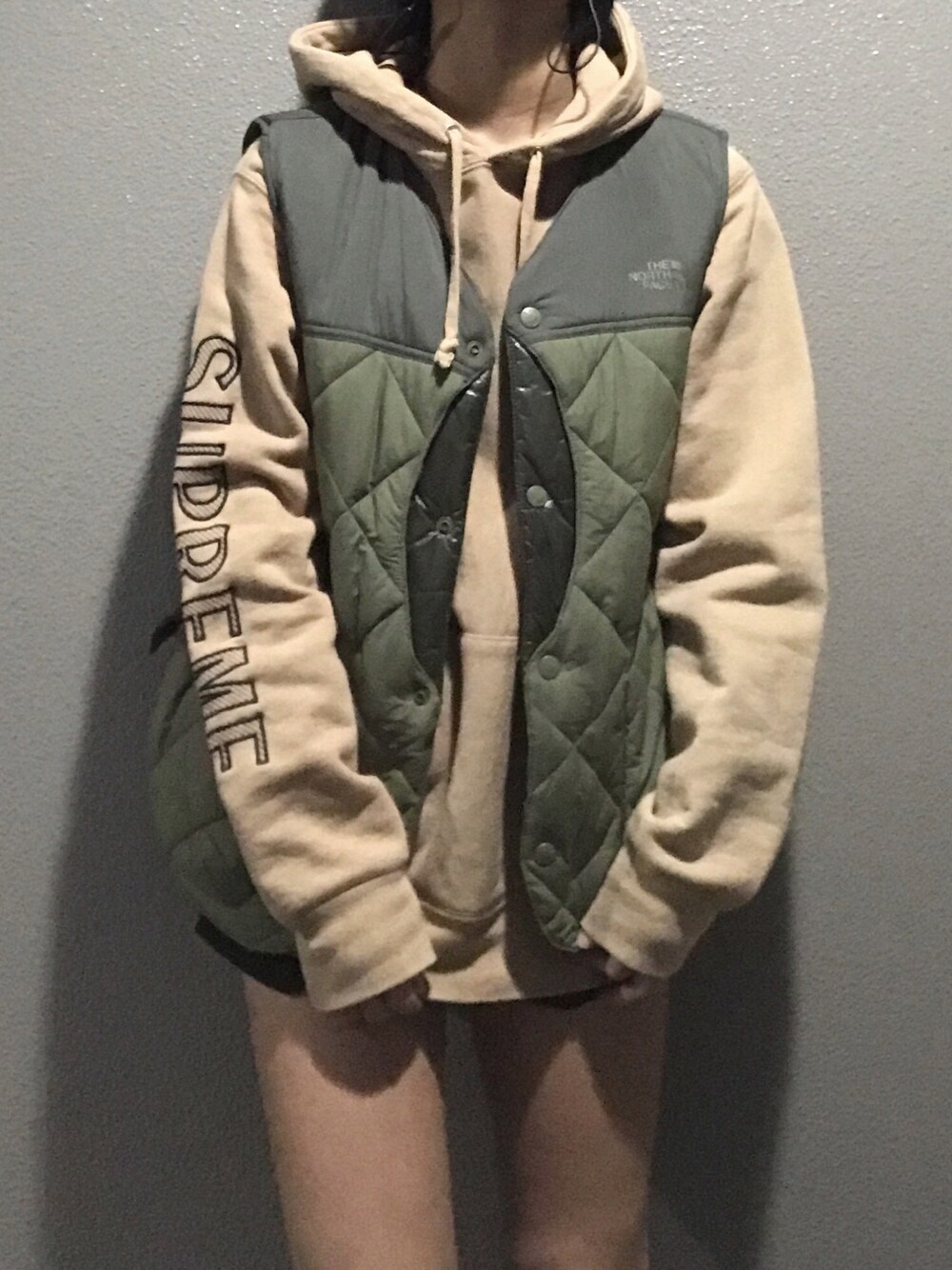 「秋コーデ、今日のコーデ、メンズアイテム、ootd、supreme、THE NORTH FACE、やっぱりストリートが好き、ストリート」｜「Supreme のアイテム（パーカー、ベージュ系）」を使った、みくたろうさん（レディース・155cm）の秋コーディネートの1枚目の写真