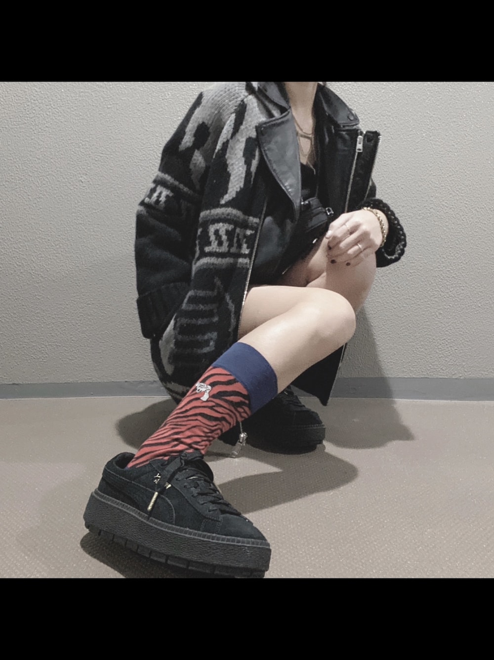 「冬コーデ、黒、モード、モードストリート、オールブラック、ジョジョの奇妙な冒険、セックスピストルズ、CHRISTIAN DADA、PUMA、ゼブラ柄」｜「CHRISTIAN DADAのZB COWICHAN KNIT CARDIGAN（カーディガン/ボレロ、ブラック系）」を使った、みくたろうさん（レディース・155cm）の冬コーディネートの1枚目の写真