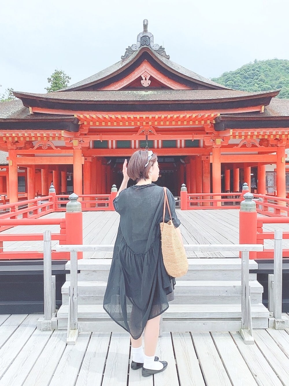 「宮島、アシンメトリーワンピース、鹿」｜「Henrik Vibskovのアイテム（ワンピース、ブラック系）」を使った、sahoさん（レディース・161cm）の夏コーディネートの1枚目の写真
