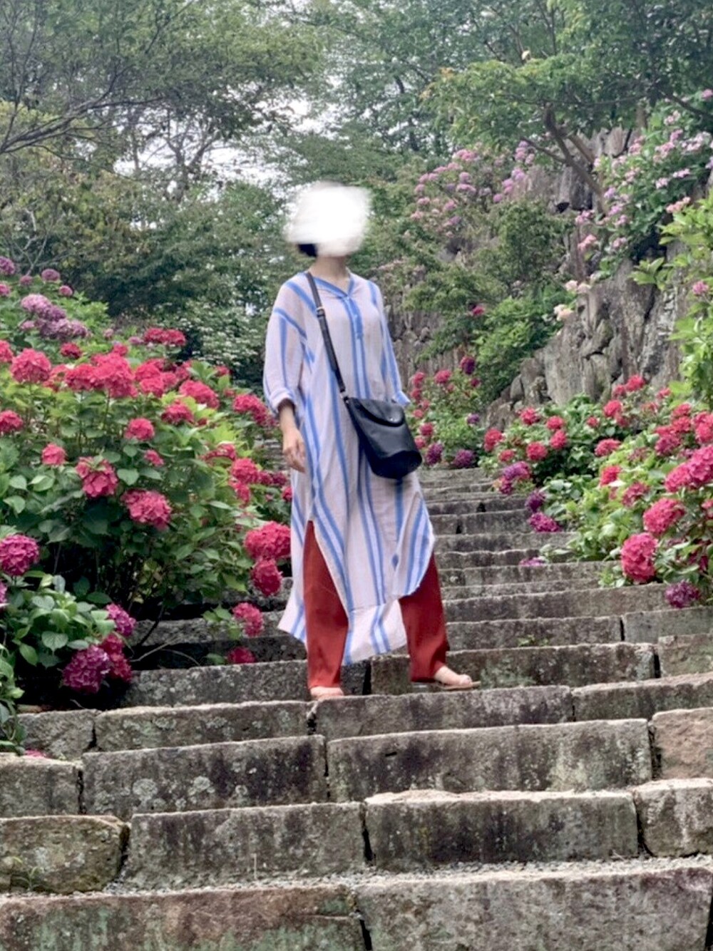 「夏、カジュアルコーデ、ロングワンピース、紫陽花」｜「LOWRYS FARMのセルフカットリブパンツ　871866（その他パンツ、レッド系）」を使った、sahoさん（レディース・161cm）の夏コーディネートの1枚目の写真