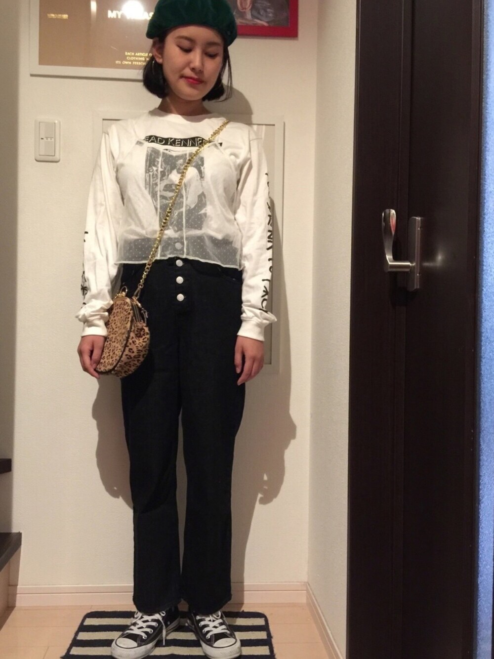 ホワイト系のTシャツ/カットソー、ホワイト系のTシャツ/カットソー、ブラック系のデニムパンツを着用したレディースの春コーディネートの1枚目の写真