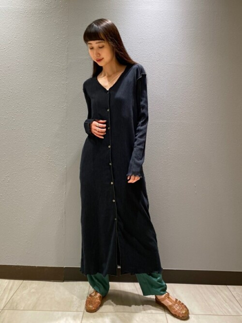 ブラック系のワンピース、グリーン系のその他パンツ、ゴールド系のサンダルを着用したレディースの春コーディネートの1枚目の写真