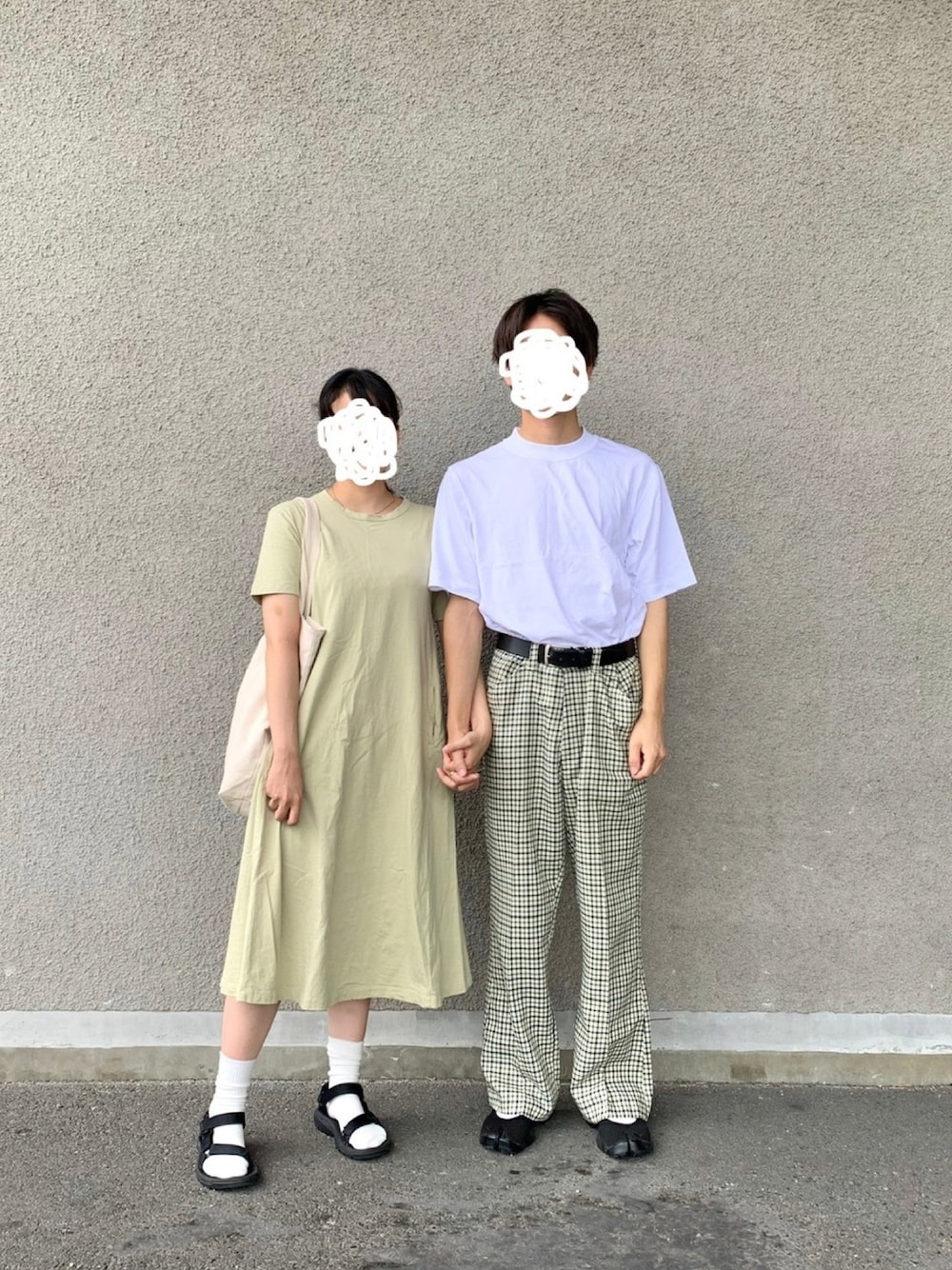 「シミラールック、カップルコーデ、リンクコーデ、ペアルック、ピスタチオ、GU、ユニクロ、エアリフト、ワンピース」｜「UNIQLOのコットンリラックスボクシーT（半袖）（Tシャツ/カットソー、ホワイト系）」を使った、実さん（レディース・158cm）の夏コーディネートの1枚目の写真