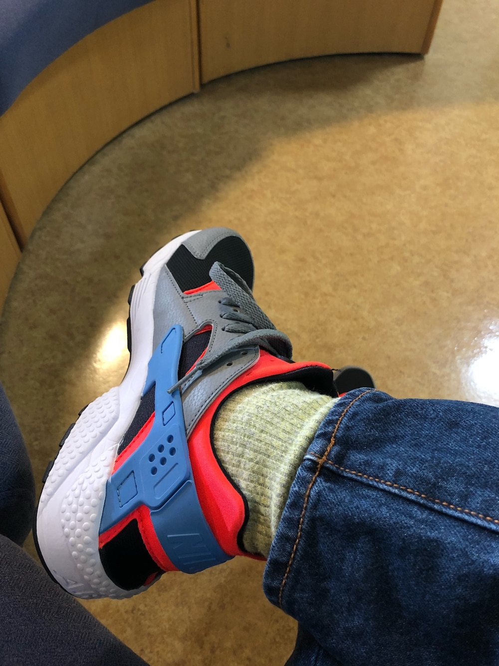 「おしゃれさんと繋がりたい、あしもと倶楽部、ナイキ、NIKE、ハラチ、エアハラチ、スニーカー、ユニクロ、おうちスタイル、独特な人」｜「NIKEのアイテム（スニーカー、レッド系）」を使った、社畜キックスくんさん（メンズ・169cm）の春コーディネートの1枚目の写真