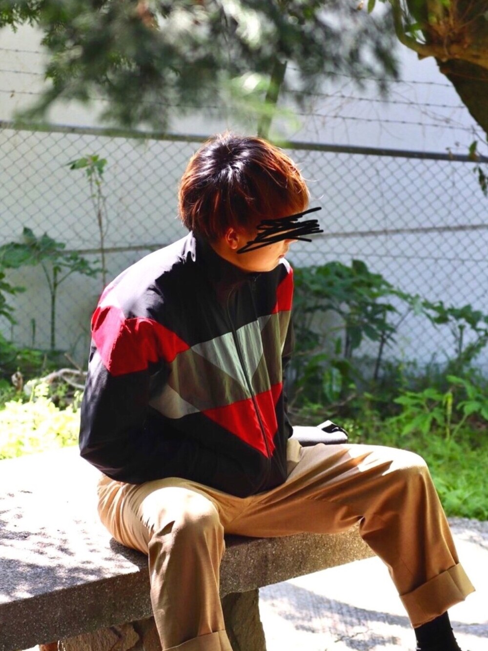 「トラックジャケット、黒、初投稿、ナイロンジャケット、ＧＷ」｜「FRED PERRYのPanel Track Jacket（ナイロンジャケット、ブラック系）」を使った、TKさん（メンズ・184cm）の春コーディネートの1枚目の写真