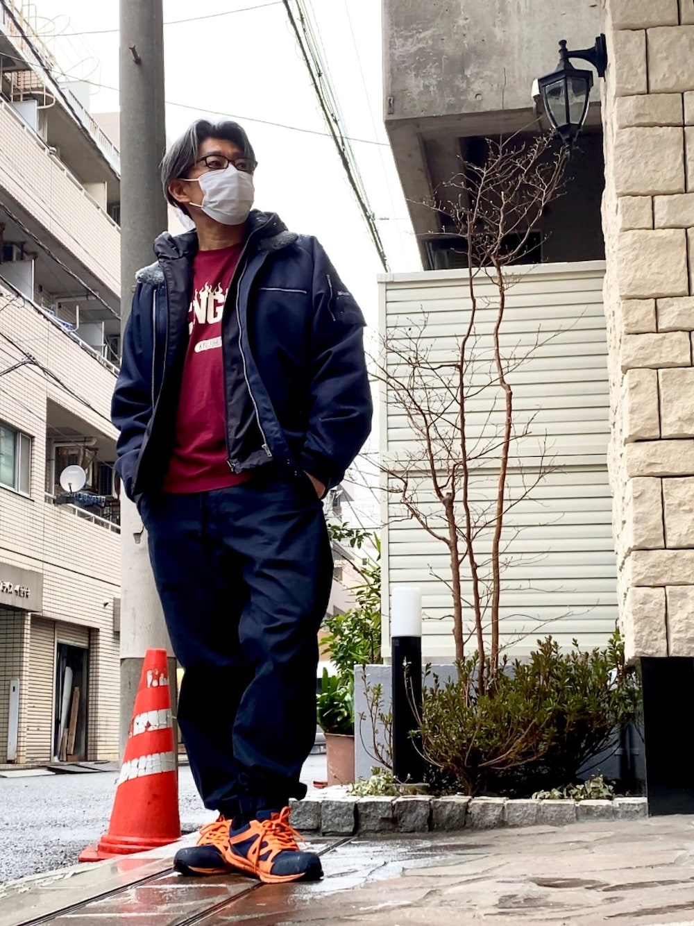 「今日のコーデ、仕事着、作業着、ワーク、ブルゾン、ドカジャン、鬼滅の刃、コラボTシャツ、UNIQLO、H&M」｜「H&Mのウインドブレーカー（パーカー、ブラック系）」を使った、こすちんさん（メンズ・178cm）の春コーディネートの1枚目の写真