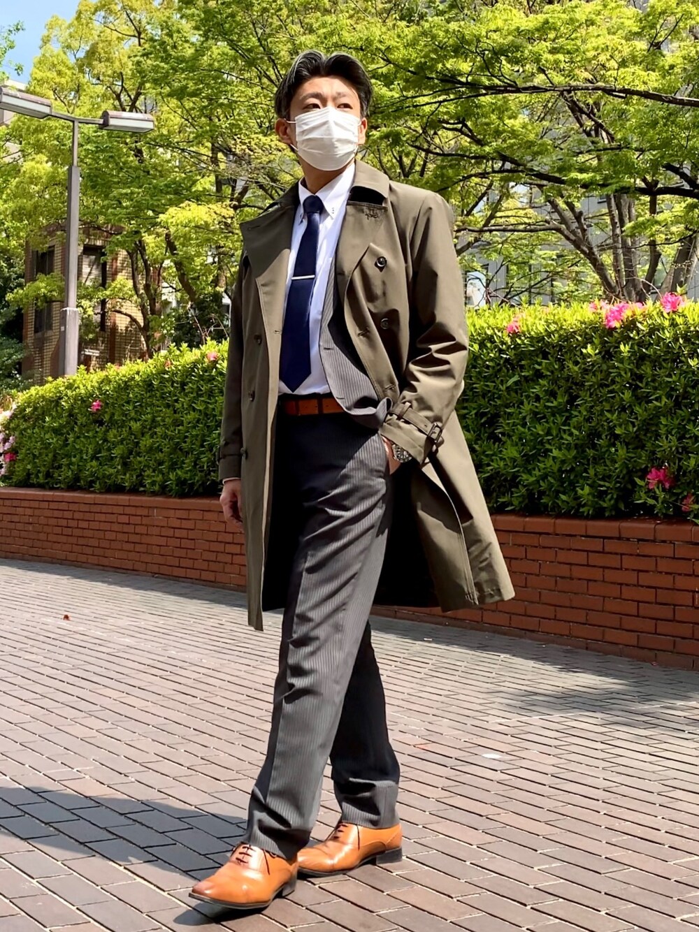 「今日のコーデ、通勤コーデ、セットアップ、スーツスタイル、トレンチコート、グリーン、カーキ、グレー、ミリタリー、nano・universe」｜「TAKA-Qのストライプグレー　レギュラーフィット（スーツセット、グレー系）」を使った、こすちんさん（メンズ・178cm）の春コーディネートの1枚目の写真