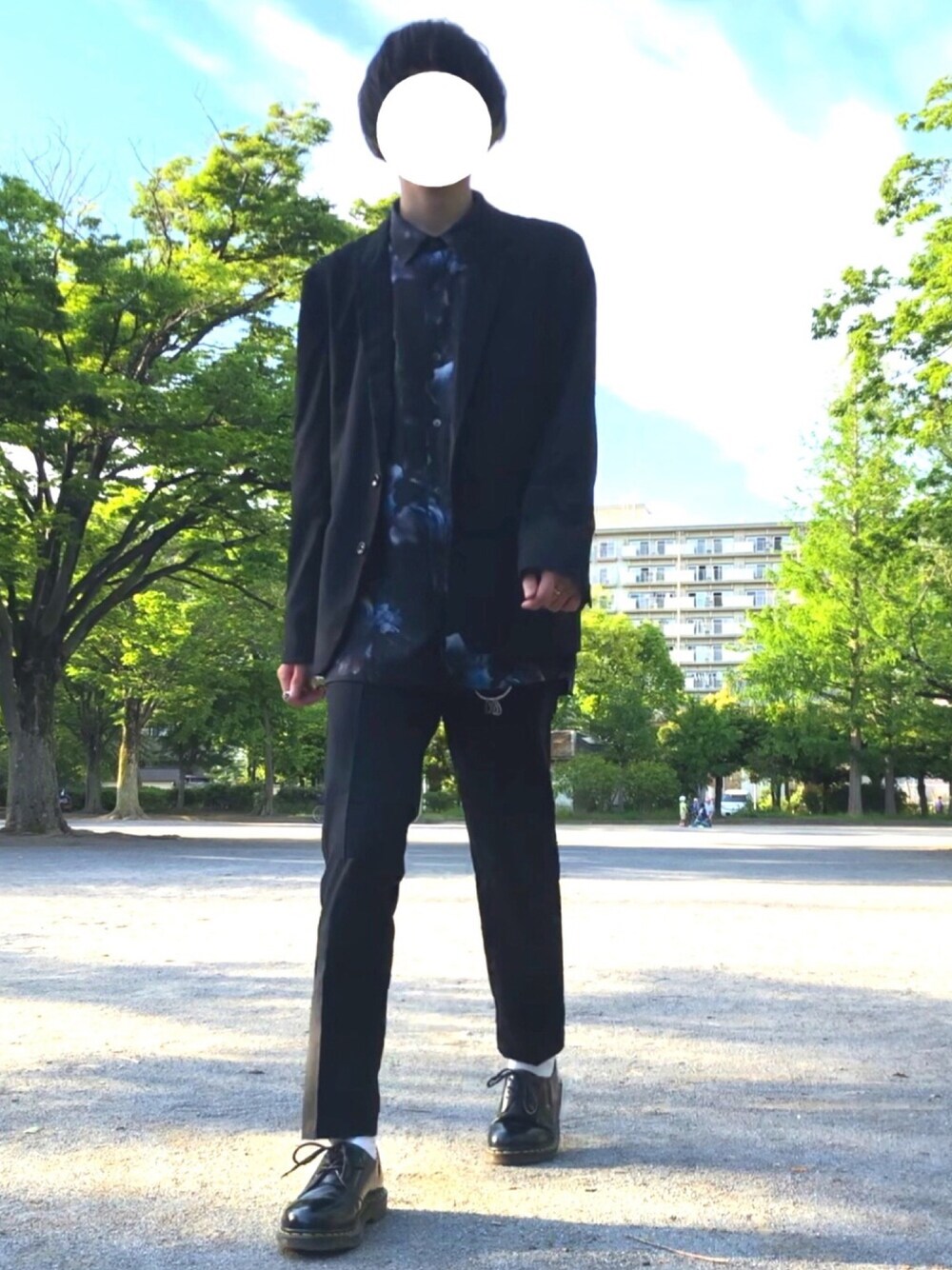 「黒、シャツスタイル、スラックス、セットアップ、STUDIOUS、柄シャツ、オールブラック、キーリング、いいね、save、フォローお願いします🤑、モード」｜「STUDIOUSの【STUDIOUS】ハイパフォームスリムテーラードジャケット（テーラードジャケット、ブラック系）」を使った、いぶさん（メンズ・173cm）の春コーディネートの1枚目の写真
