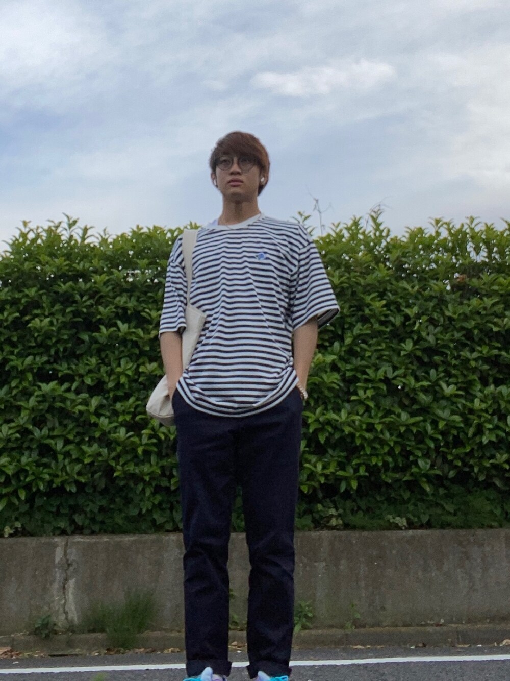 「おしゃれさんと繋がりたい、シンプルコーデ、休日スタイル、オトナカジュアル、スニーカー、春、夏コーデ、いいね、save、フォローお願いします🤑、古着好きな人と繋がりたい、ブラックコーデ」｜「STUDIO SEVENのアイテム（Tシャツ/カットソー、ホワイト系）」を使った、mitsu00923さん（メンズ・172cm）の春コーディネートの1枚目の写真
