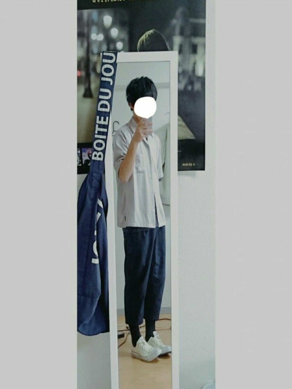 ホワイト系のスニーカー、ブルー系のその他パンツ、ベージュ系のトップスを着用したメンズの春コーディネートの1枚目の写真