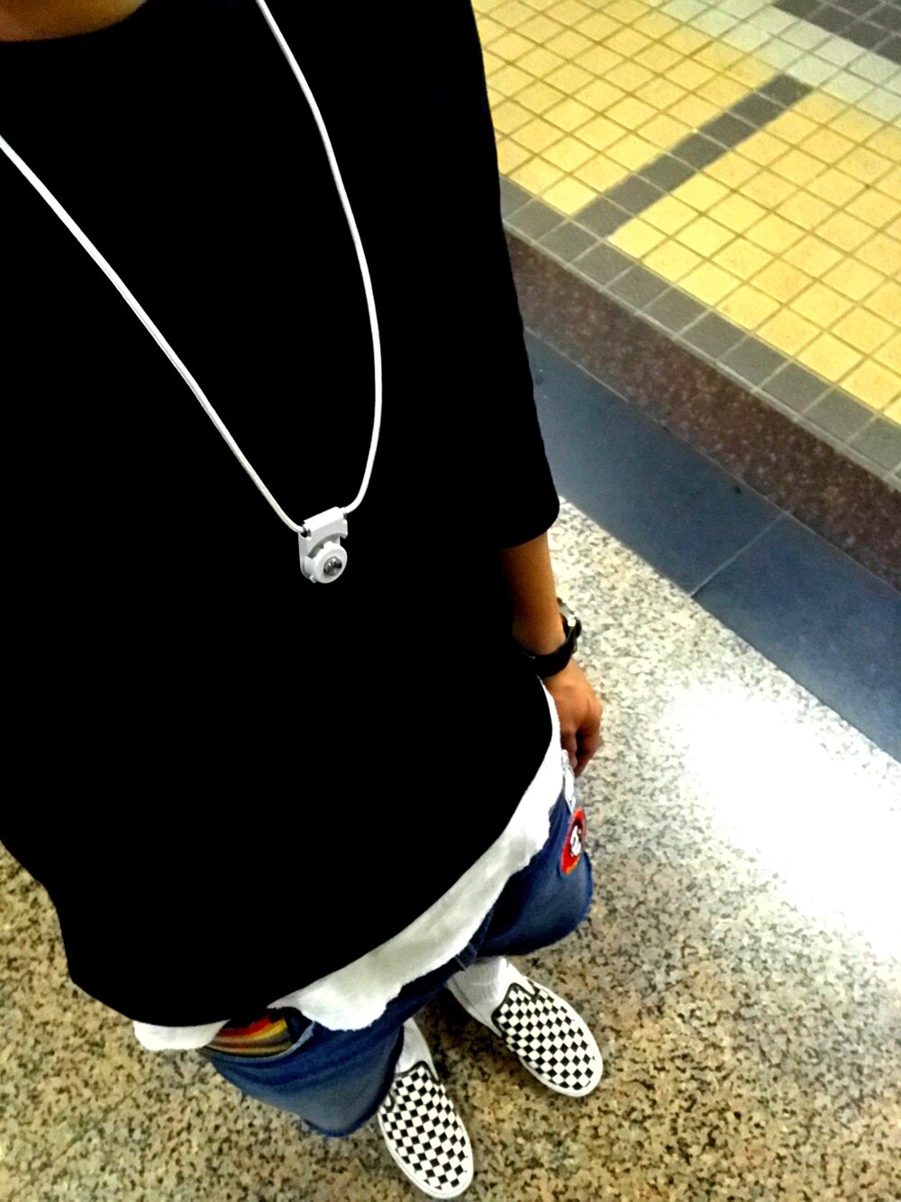 ブラック系のカーディガン/ボレロ、ブルー系のデニムパンツ、その他のスリッポンを着用したメンズの夏コーディネートの1枚目の写真