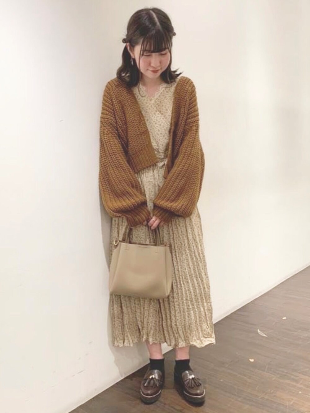 「秋、ベージュ、ブラウン、秋色、ボリューム袖、ロングワンピース、花柄ワンピース、広瀬すずさん着用アイテム、デート」｜「earth music&ecologyの・ざっくりショートニットカーディガン（カーディガン/ボレロ、ブラウン系）」を使った、nasuchanさん（レディース・154cm）の秋コーディネートの1枚目の写真