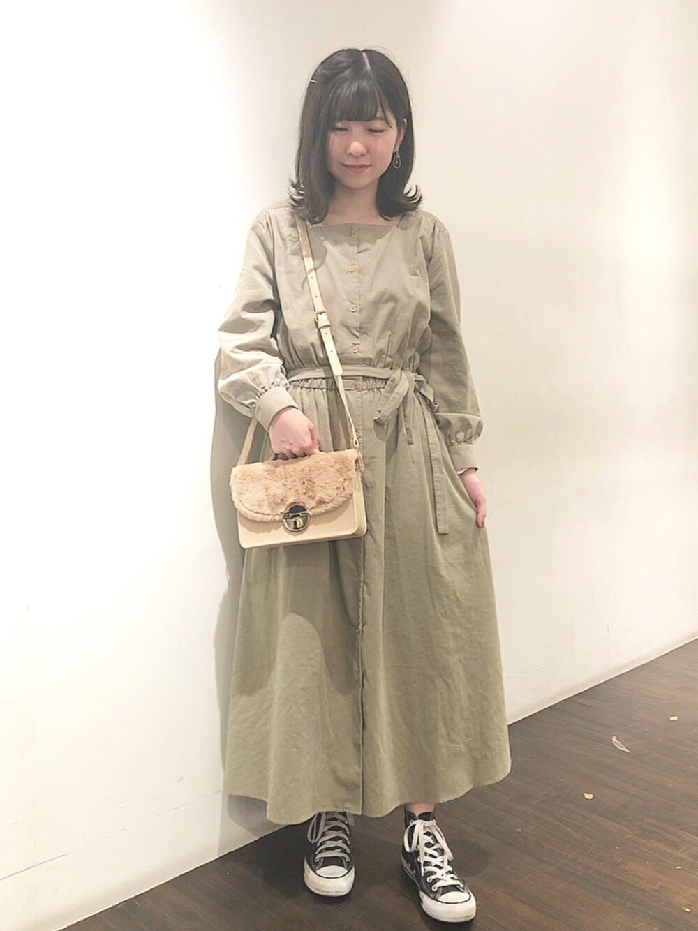 「秋のコーデ、ootd、ワンピースコーデ、コードュロイ、ショルダーバッグ、デート、ミントグリーン、earth music&ecology、earthstaff、スニーカー」｜「earth music&ecologyのスクエアネックコーデュロイワンピース（ワンピース、グリーン系）」を使った、nasuchanさん（レディース・154cm）の秋コーディネートの1枚目の写真