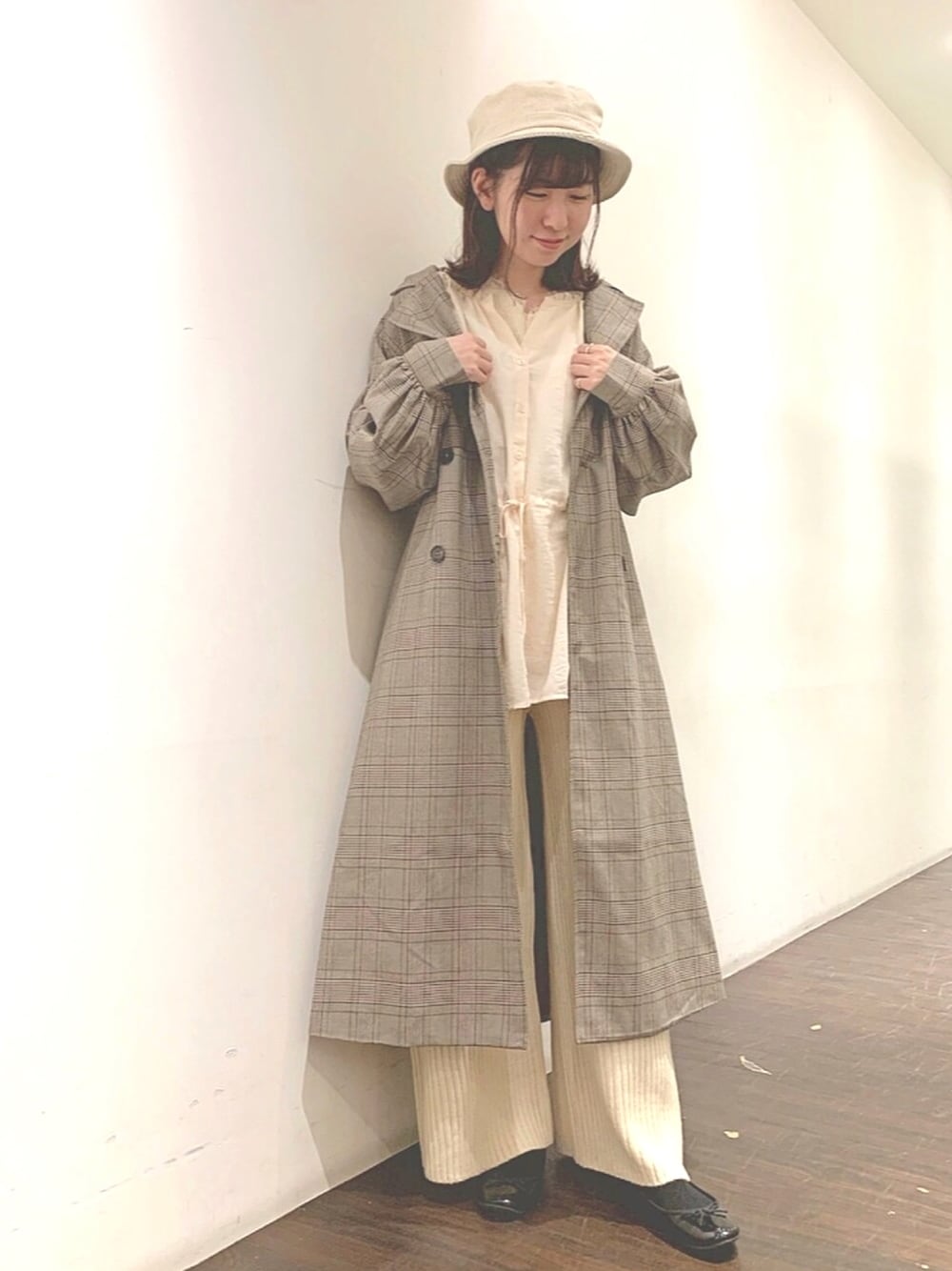 「秋コーデ、オーバーサイズ、ボリューム袖、ワントーンコーデ、古着感、earth music&ecology、LEE、バケットハット、ショッピング、チェック」｜「LeeのLee×earthコーデュロイハット（ハット、ホワイト系）」を使った、nasuchanさん（レディース・154cm）の秋コーディネートの1枚目の写真