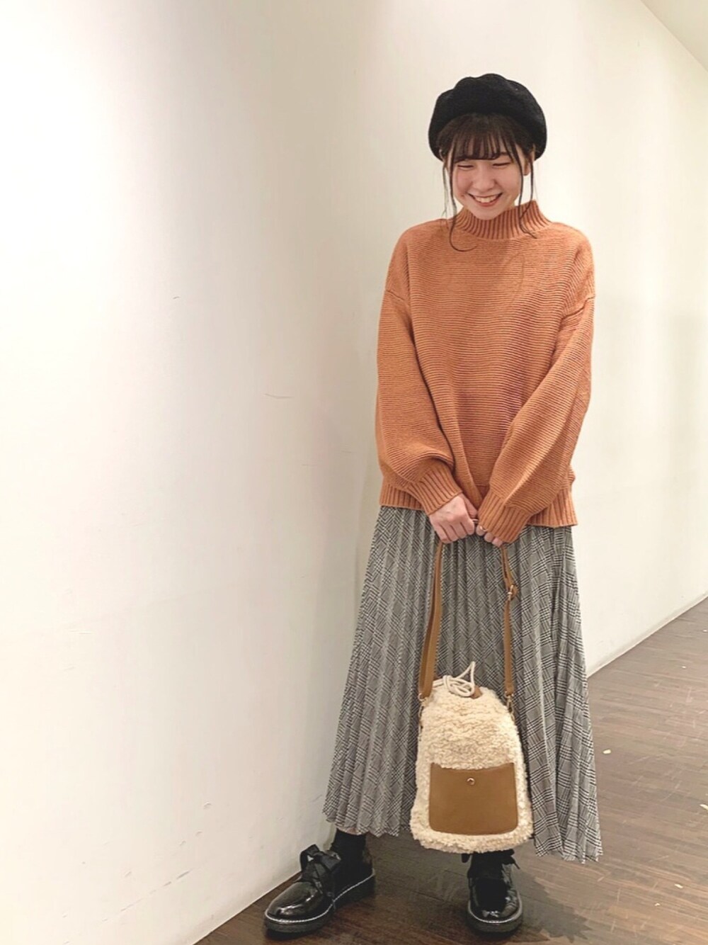 「秋のコーデ、チェック、ニット、プリーツスカート、ベレー帽、おでかけ、ボリューム袖、オレンジニット、お洒落さんとつながりたい、earth music&ecology」｜「earth music&ecologyのガーター編ニットプルオーバー（ニット/セーター、ピンク系）」を使った、nasuchanさん（レディース・154cm）の秋コーディネートの1枚目の写真