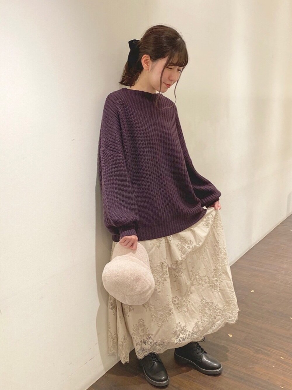 「秋冬コーデ、ニットコーデ、デート、レーススカート、キレイめ、ブーツ、パープル、おしゃれさんと繋がりたい、earth music&ecology、低身長」｜「earth music&ecologyの起毛レーススカート（スカート、ベージュ系）」を使った、nasuchanさん（レディース・154cm）の秋コーディネートの1枚目の写真