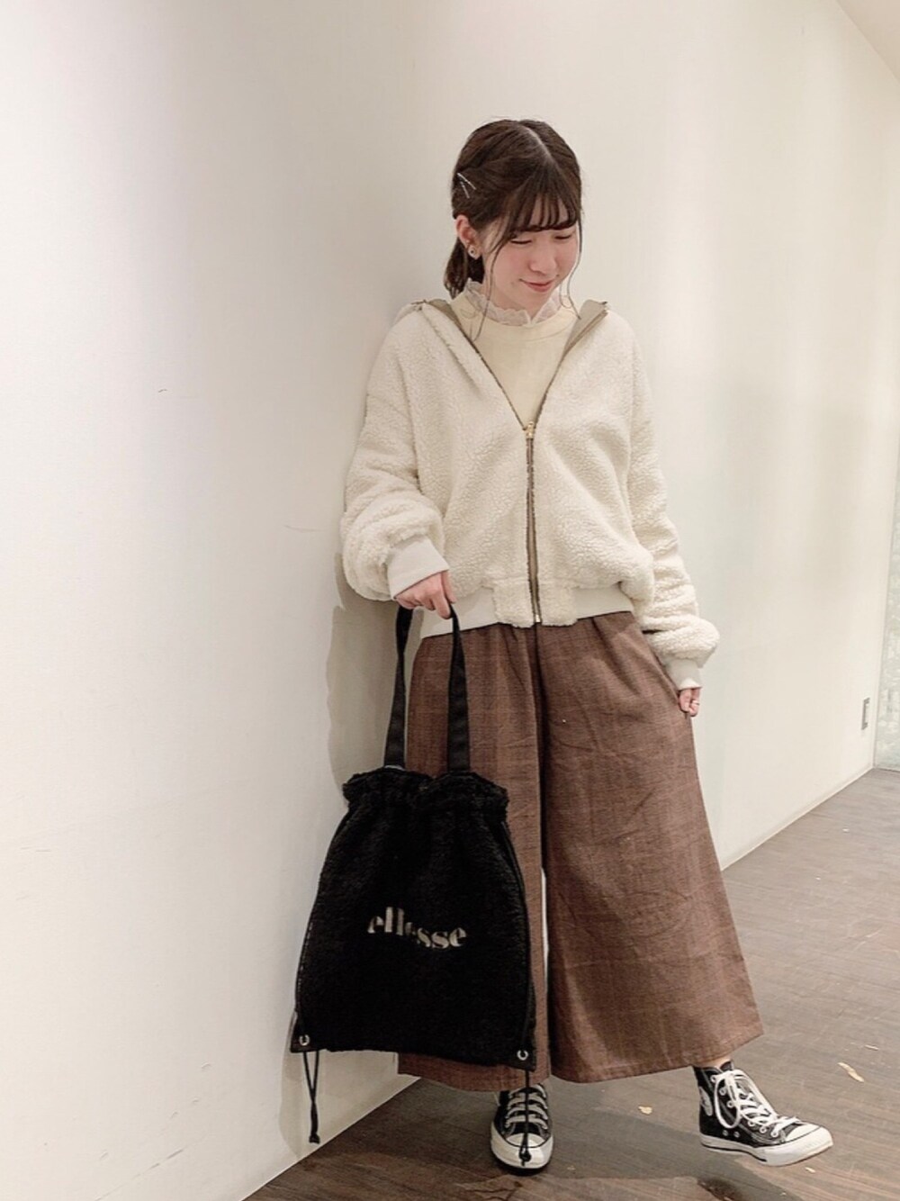 「ラクチンコーデ、秋冬コーデ、パンツスタイル、カジュアル、ブラウンコーデ、ボアブルゾン、リバーシブル、もこもこ、earth music&ecology」｜「earth music&ecologyの・6wayボアブルゾン ○（ブルゾン、ホワイト系）」を使った、nasuchanさん（レディース・154cm）の冬コーディネートの1枚目の写真