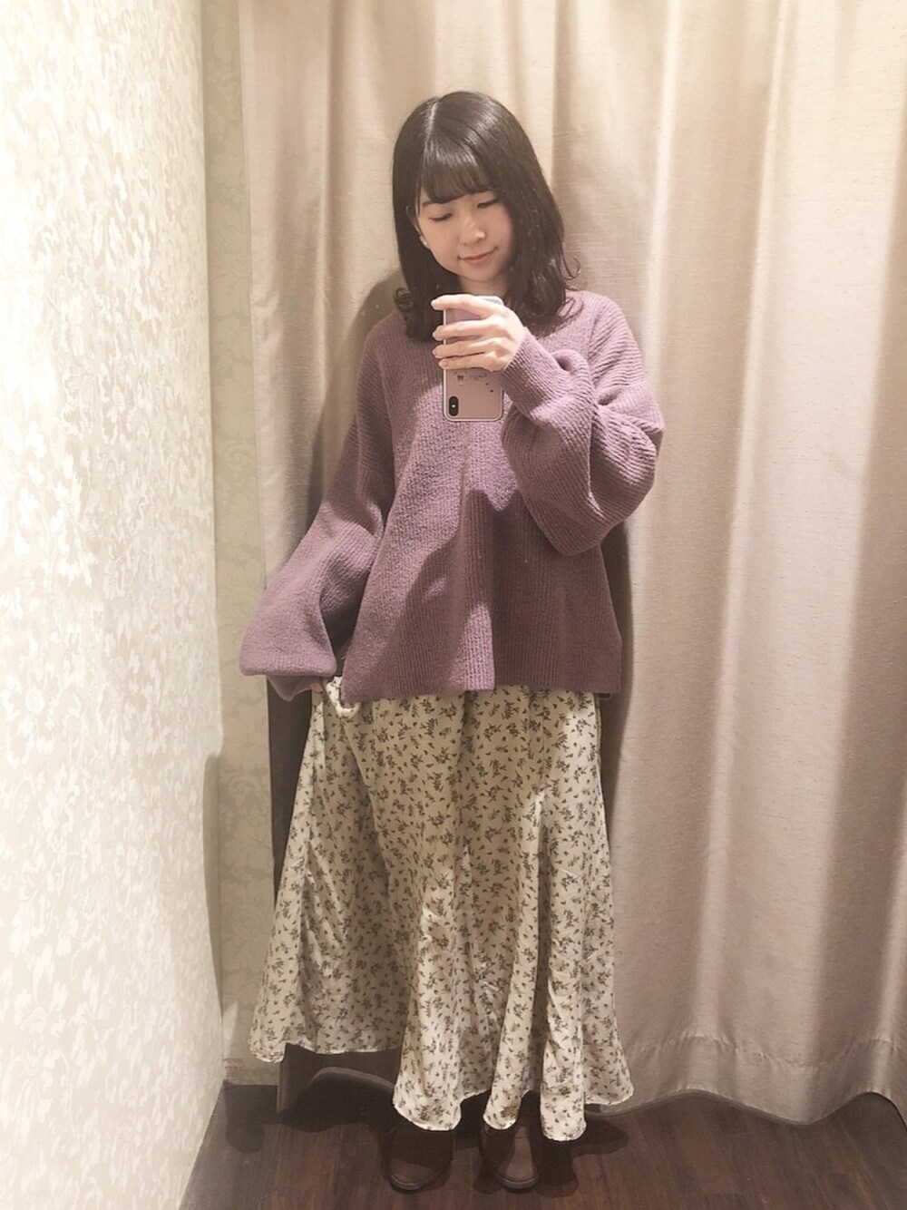 「冬のコーデ、ニットコーデ、オトナ女子、ロングスカート、小花柄、earth music&ecology、年末WEAR感謝祭、くすみカラー、デート」｜「earth music&ecologyのプードルヤーンニットプルオーバー ●（ニット/セーター、パープル系）」を使った、nasuchanさん（レディース・154cm）の冬コーディネートの1枚目の写真