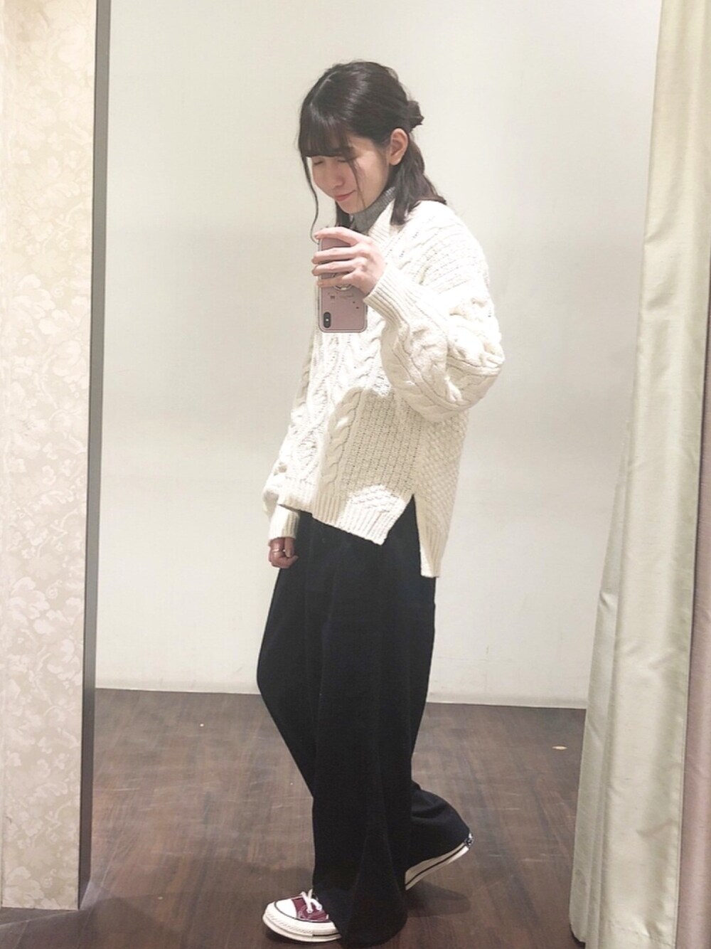 「シンプルコーデ、キーネック、ヘンリーネック、大人カジュアル、ニット、converse、earth music&ecology、女子会、楽チンコーデ、年末WEAR感謝祭」｜「earth music&ecologyの・ヘンリーネックケーブルニットプルオーバー（ニット/セーター、ホワイト系）」を使った、nasuchanさん（レディース・154cm）の冬コーディネートの1枚目の写真