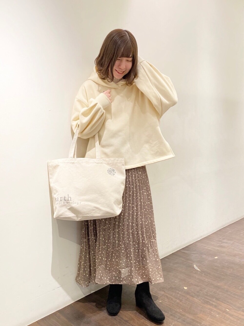 「オトナカジュアル、休日スタイル、お洒落さんとつながりたい、プチプラコーデ、レオパード、プリーツスカート、パーカー、outfit、earth music&ecology」｜「earth music&ecologyの裏起毛フードプルオーバー＊（Tシャツ/カットソー、ホワイト系）」を使った、nasuchanさん（レディース・154cm）の冬コーディネートの1枚目の写真