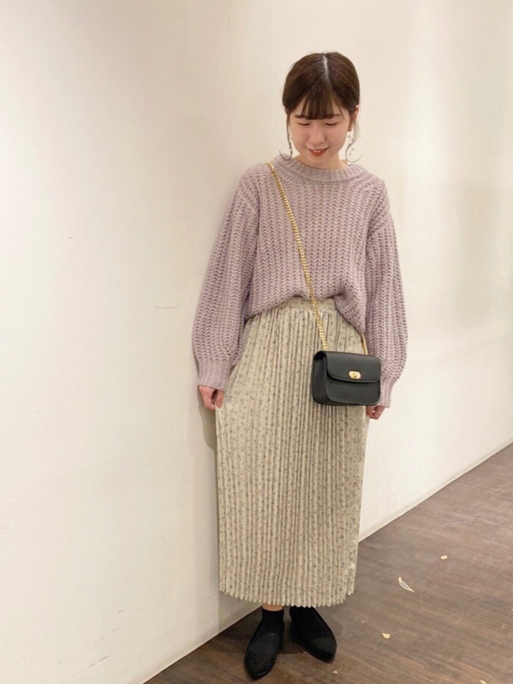 「キレイめ、ootd、春、大人ガーリー、デート、ラベンダー、earth music&ecology、おしゃれさんと繋がりたい、プリーツスカート、花柄」｜「earth music&ecologyのミモレ丈プリーツスカート＊（スカート、その他）」を使った、nasuchanさん（レディース・154cm）の冬コーディネートの1枚目の写真
