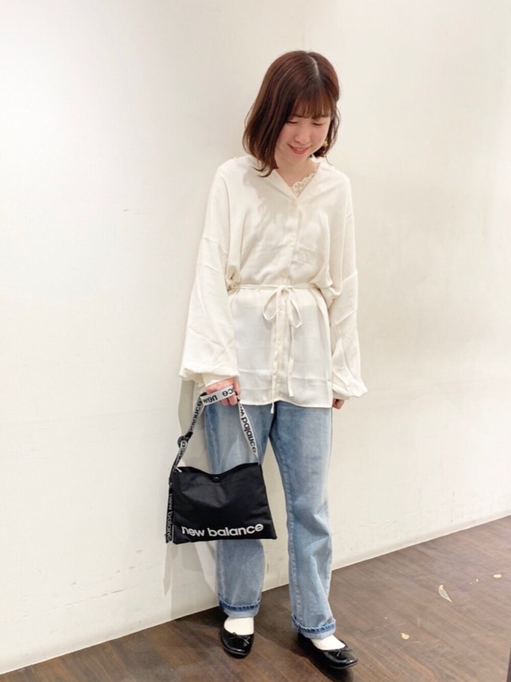 「カジュアル、オトナカジュアル、春コーデ、デニム、おしゃれさんと繋がりたい、シンプル、earth music&ecology、バレエシューズ、ホワイト」｜「earth music&ecologyの【2020春夏】ペットボトルリサイクルスタンドカラーチュニック＊（シャツ/ブラウス、ホワイト系）」を使った、nasuchanさん（レディース・154cm）の冬コーディネートの1枚目の写真
