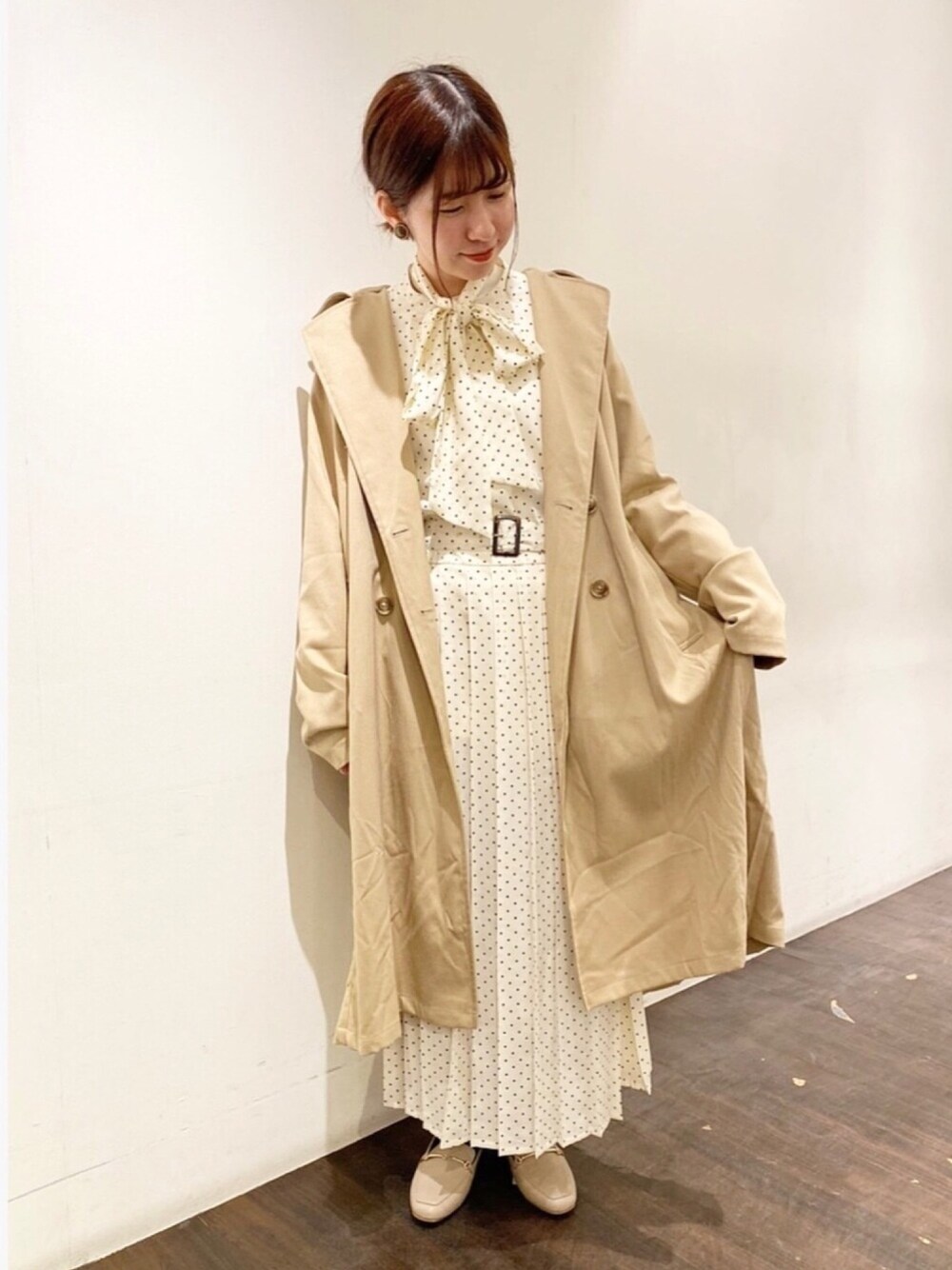 「春カラー、ドット、ボウタイ、ベージュ、トレンチコート、ワンピース、ローファー、ホワイト、スプリングコート、earth music&ecology」｜「earth music&ecologyの2wayボウタイワンピース＊（ワンピース、その他）」を使った、nasuchanさん（レディース・154cm）の冬コーディネートの1枚目の写真
