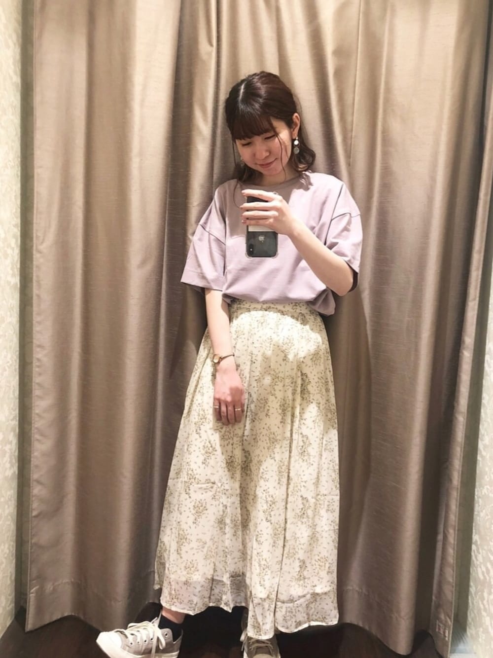 「シンプル、大人カジュアル、Tシャツ、花柄、ロングスカート、楊柳、夏コーデ、ラベンダー、earth music&ecology、converse」｜「earth music&ecologyのオーガニックコットンサイドベンツT-SH ＊（Tシャツ/カットソー、パープル系）」を使った、nasuchanさん（レディース・154cm）の夏コーディネートの1枚目の写真